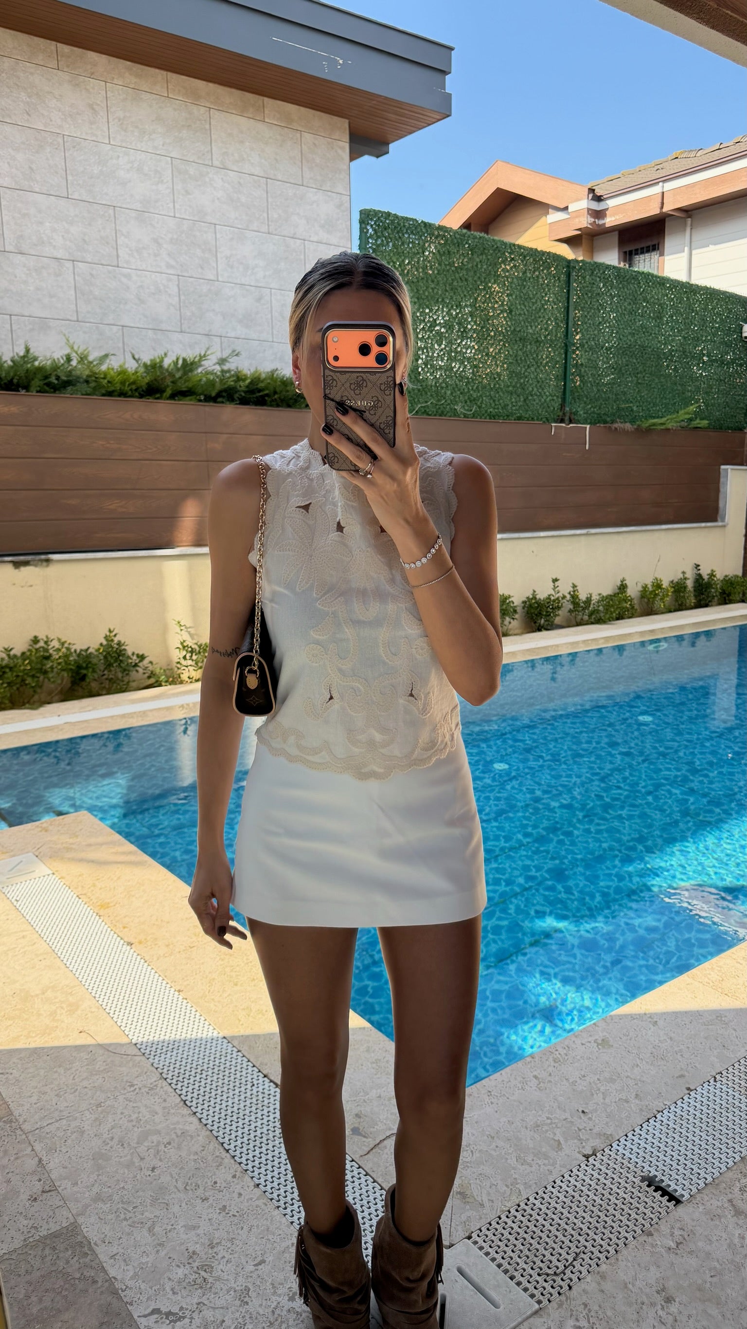 Sırtı Fermuarlı Kabartma Nakışlı Keten Bluz Ekru