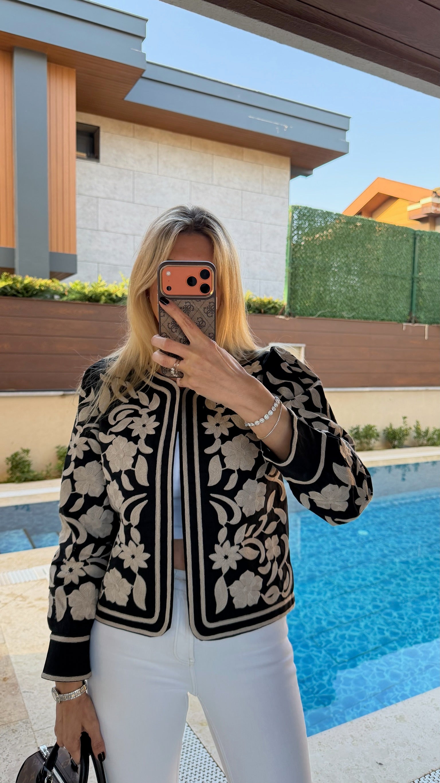 Krem Çiçek Nakış İşlemeli Uzun Kollu Ceket Siyah