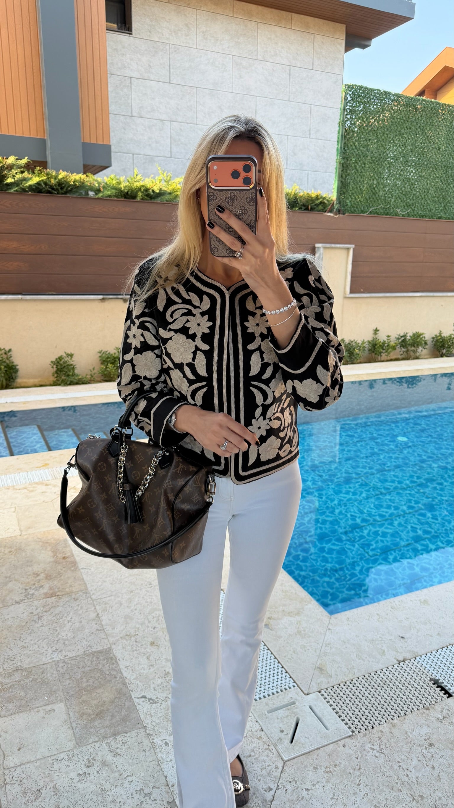 Krem Çiçek Nakış İşlemeli Uzun Kollu Ceket Siyah