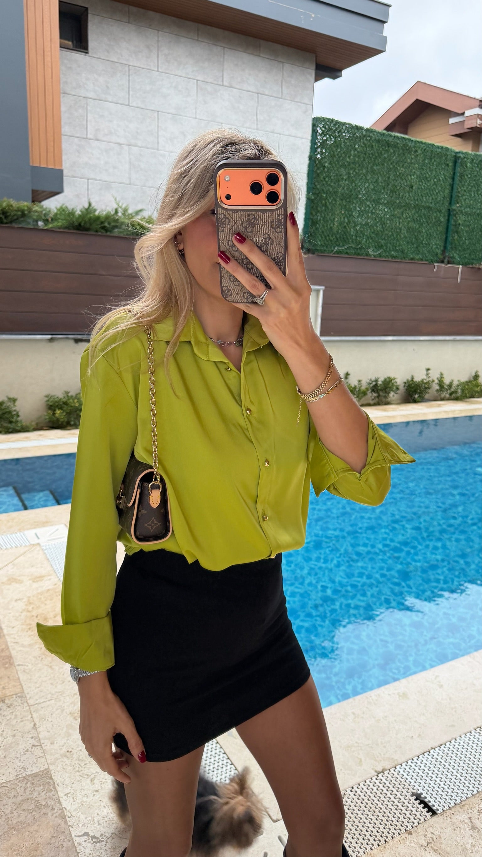 Kruvaze Yaka Gold Düğmeli Saten Gömlek Fıstık Yeşili