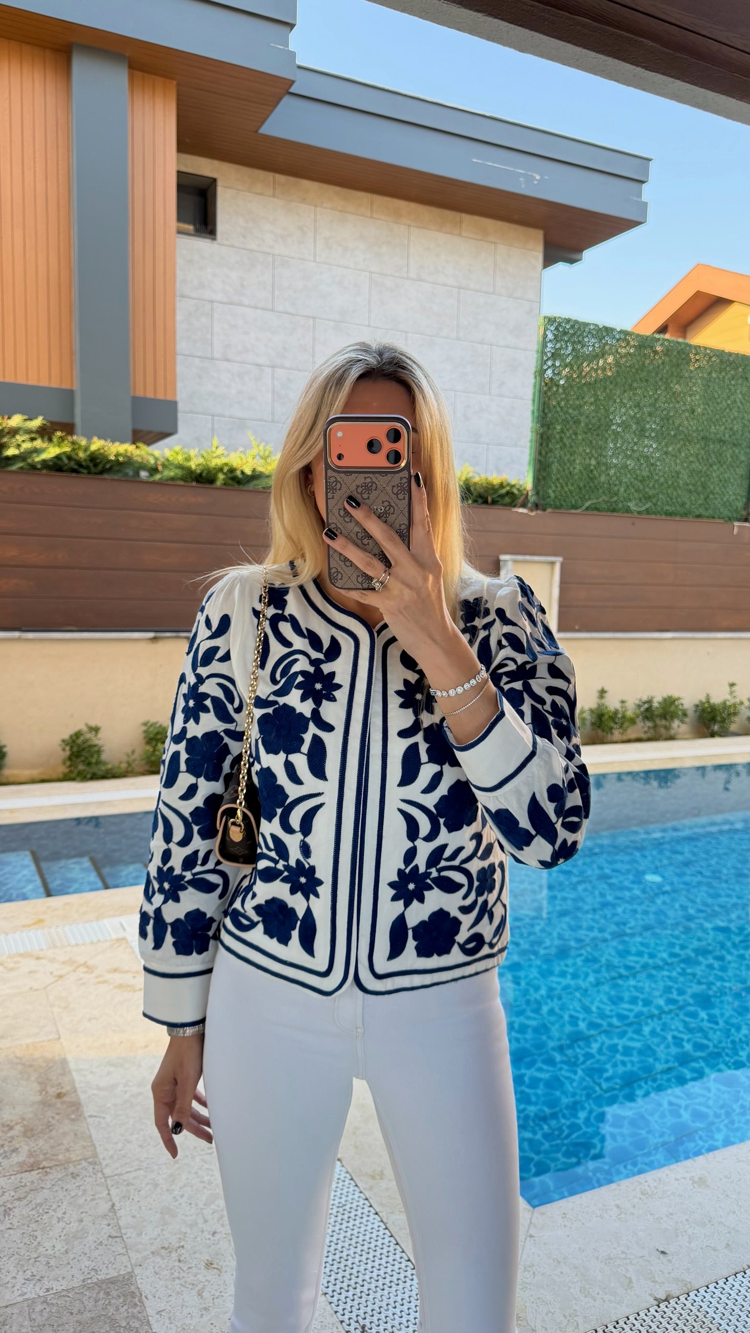 Mavi Çiçek Nakış İşlemeli Uzun Kollu Ceket Beyaz