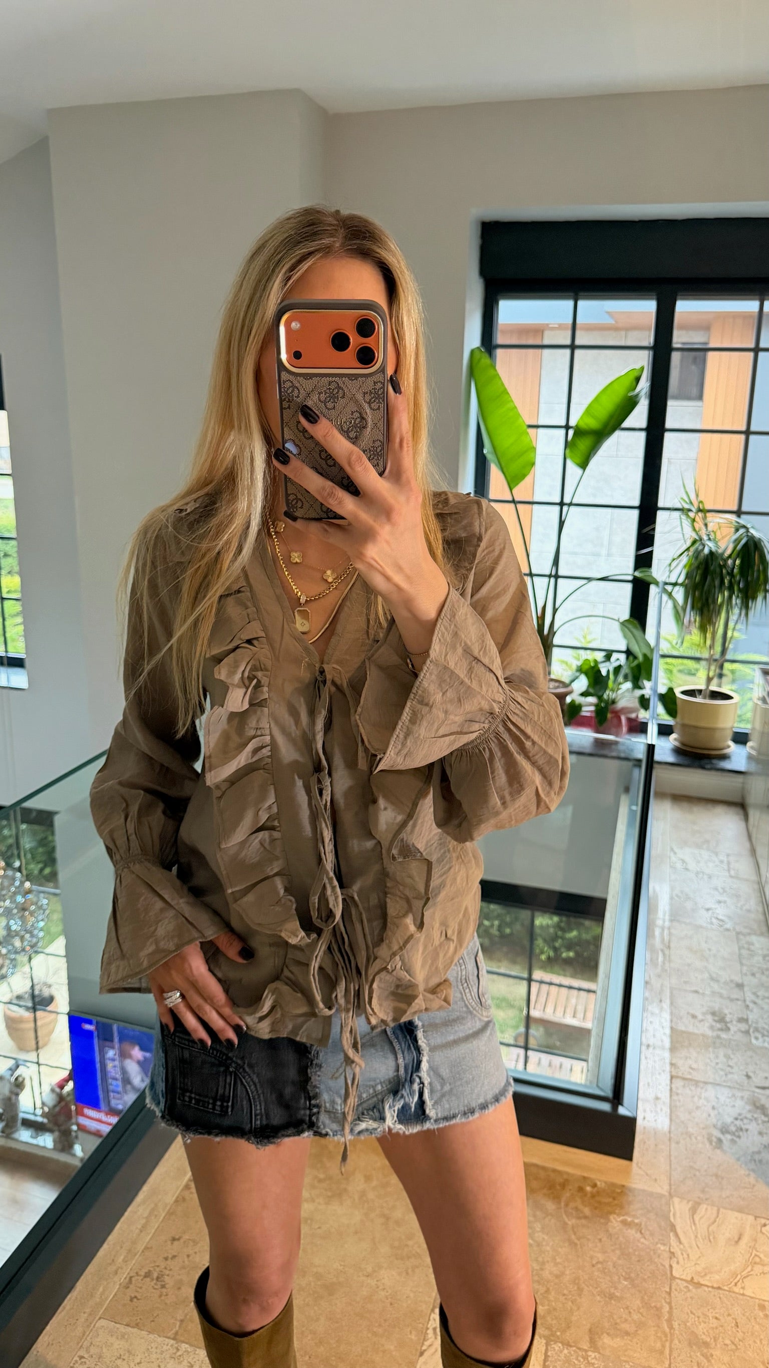 Kolları ve Yakası Fırfırlı Gömlek Vizon