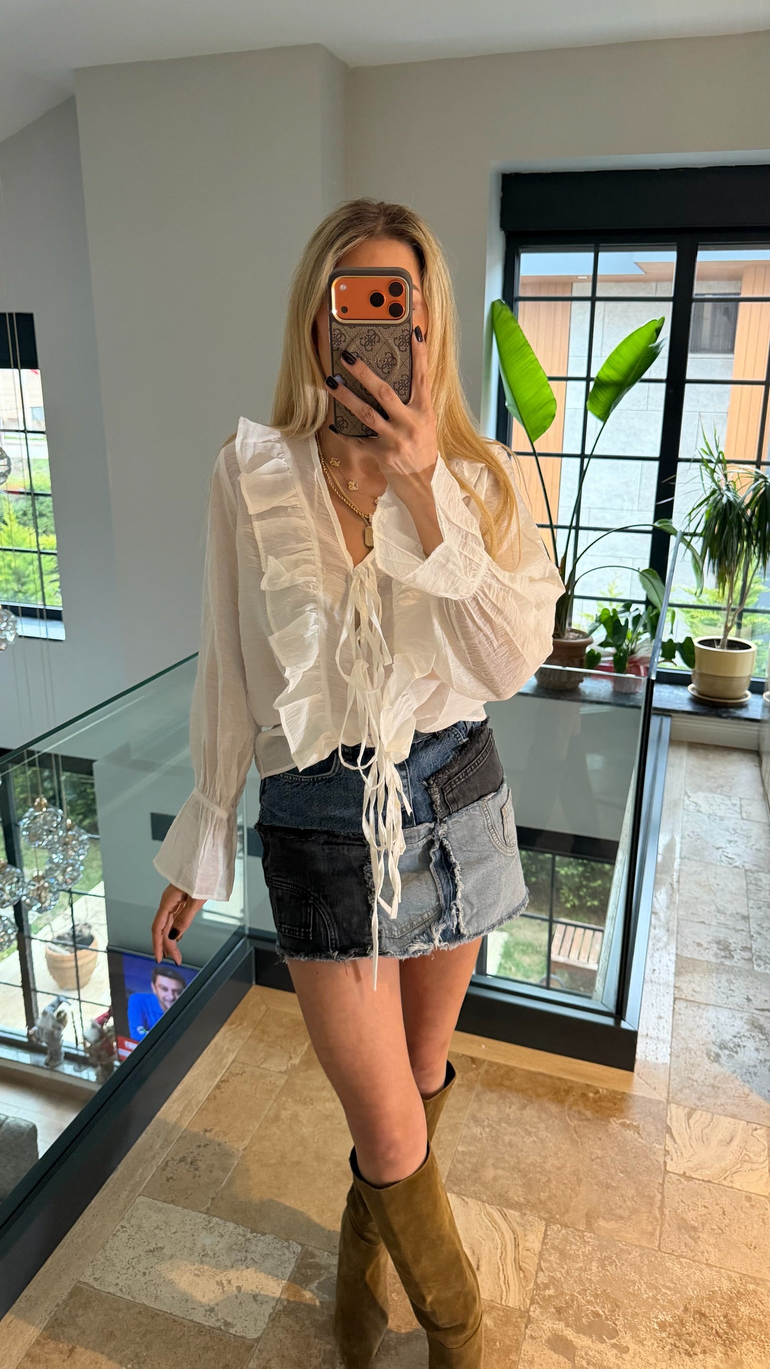 Kolları ve Yakası Fırfırlı Gömlek Ekru