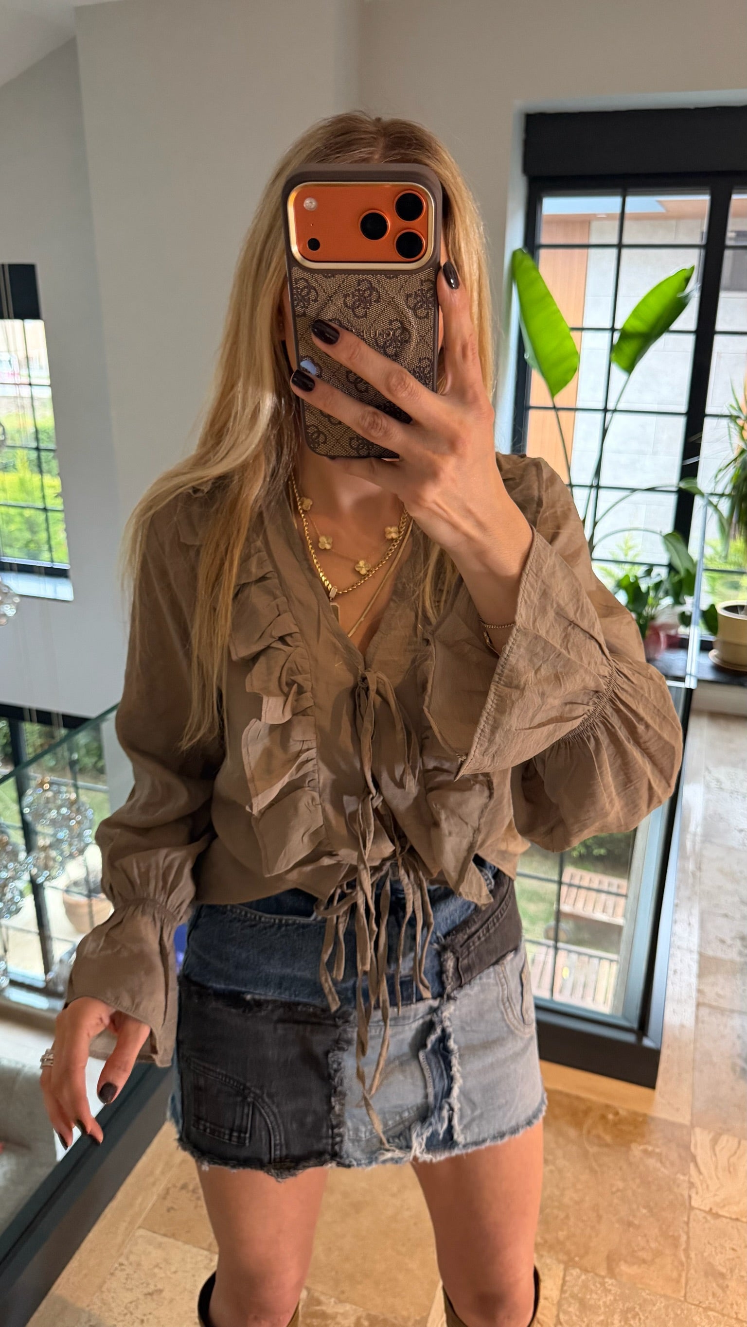 Kolları ve Yakası Fırfırlı Gömlek Vizon