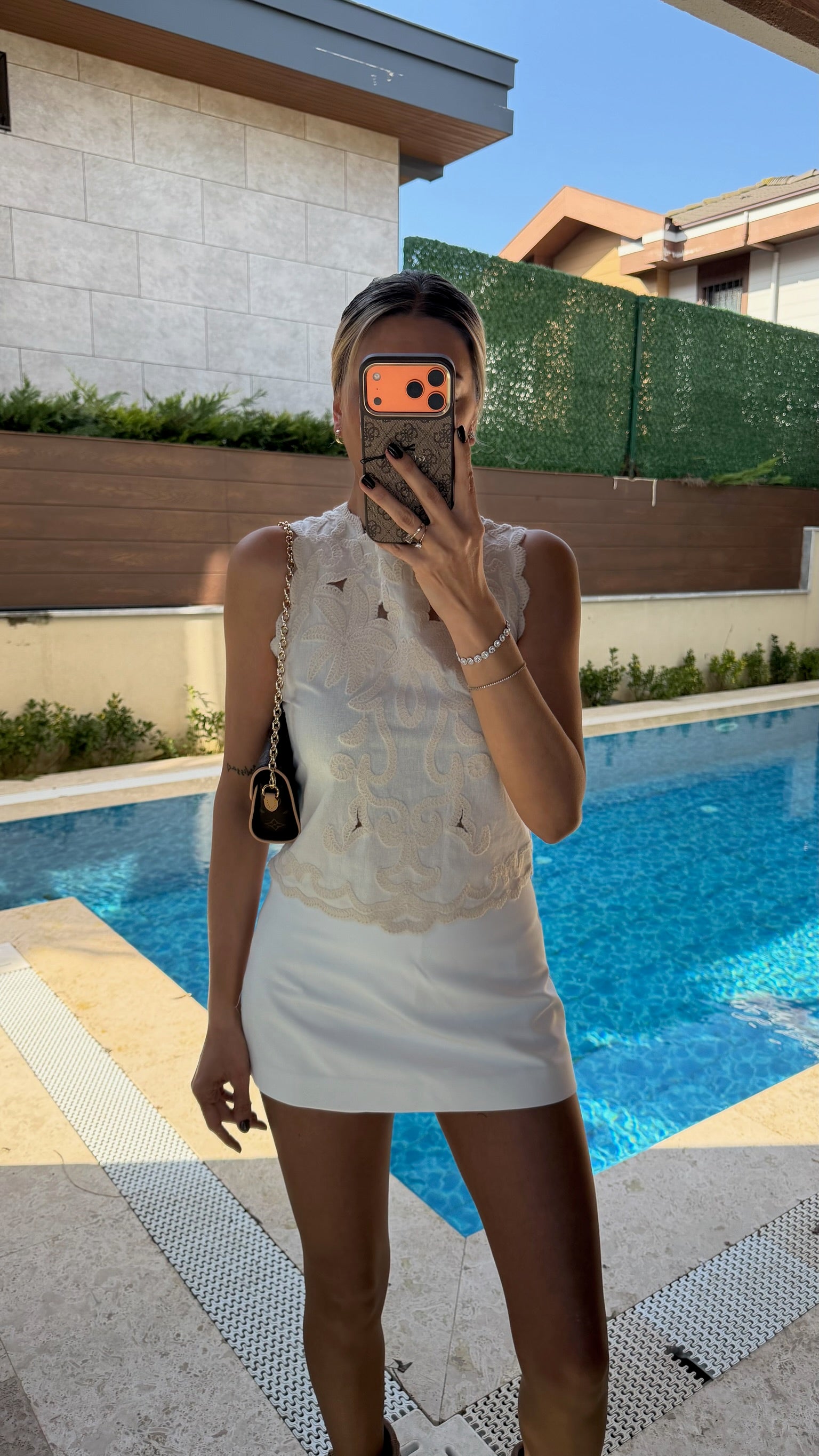 Sırtı Fermuarlı Kabartma Nakışlı Keten Bluz Ekru