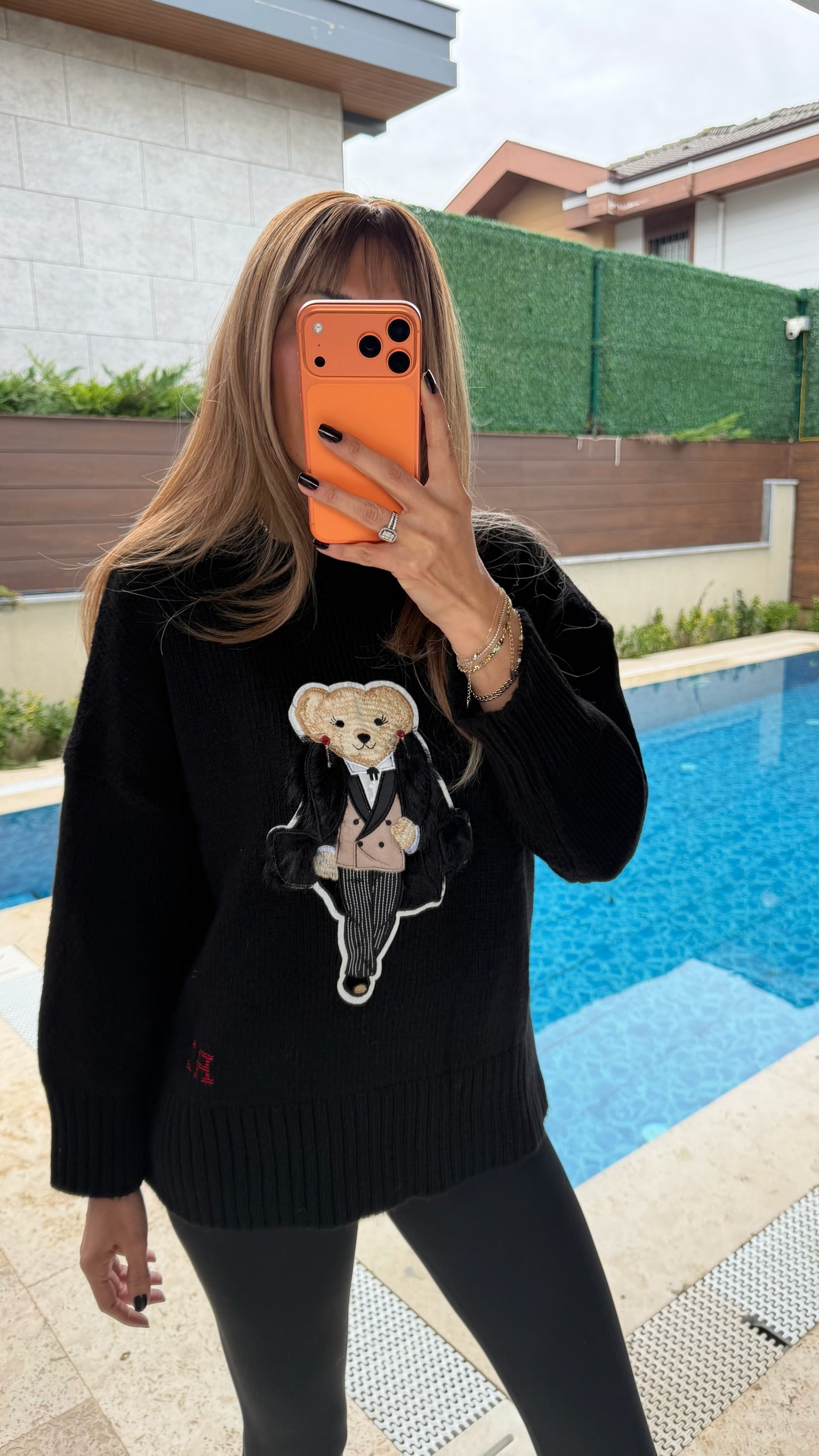 Yumuşak Dokulu Teddy İşlemeli Siyah Kazak