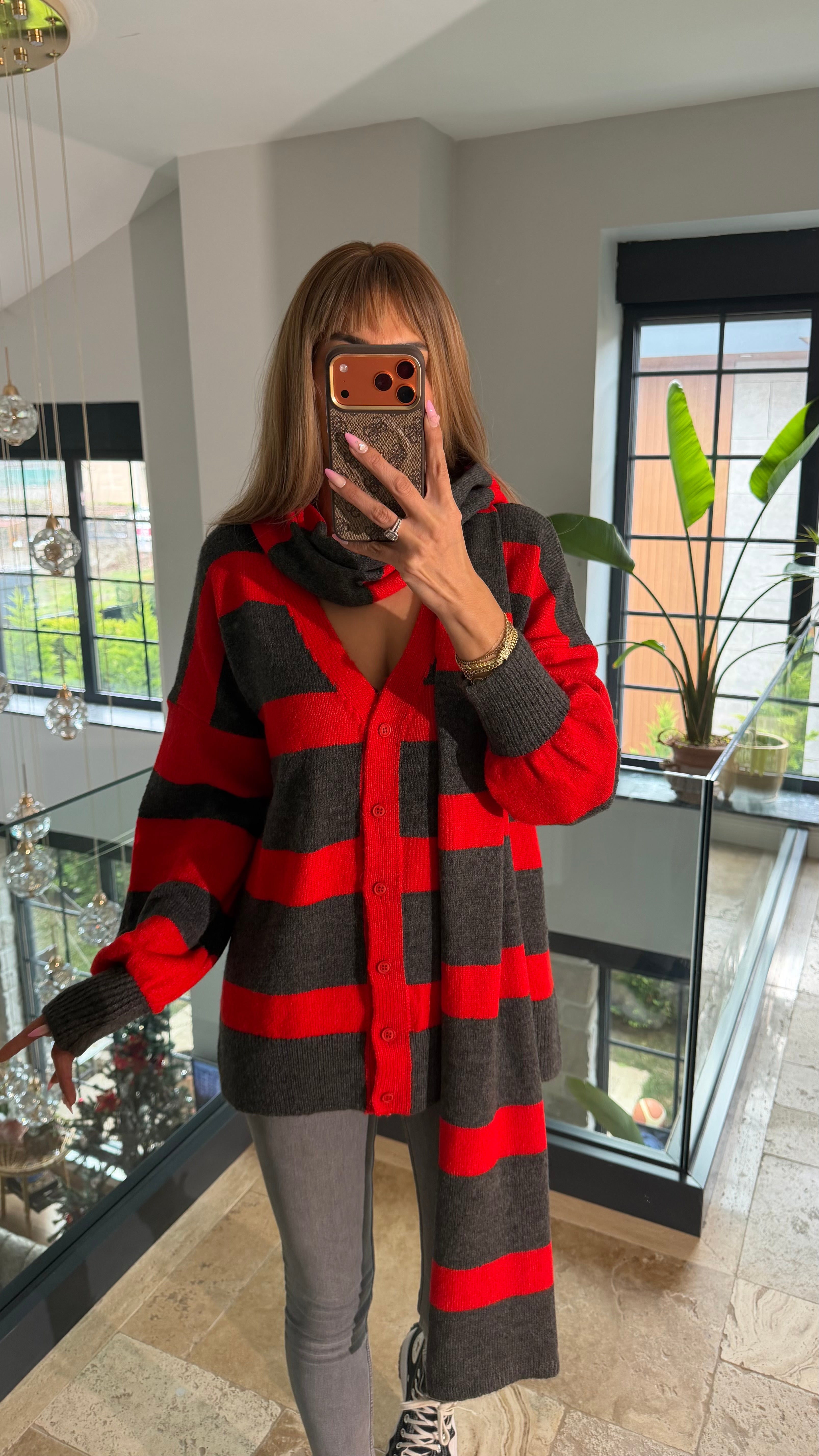 Atkılı Şeritli V Yaka Antrasit Kırmızı Hırka