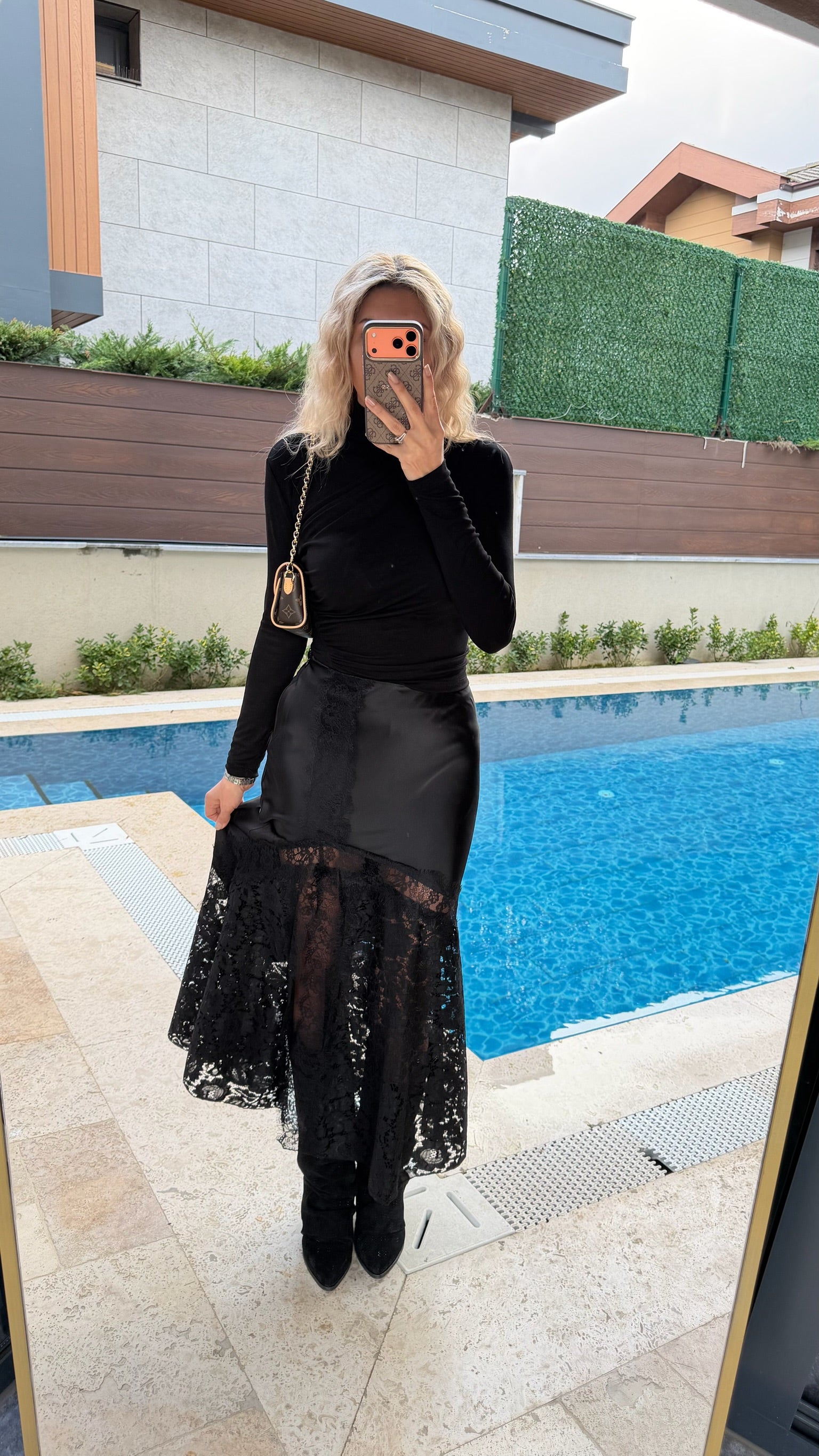 Yırtmaçlı Dantel Detaylı Yüksek Bel Saten Etek Siyah