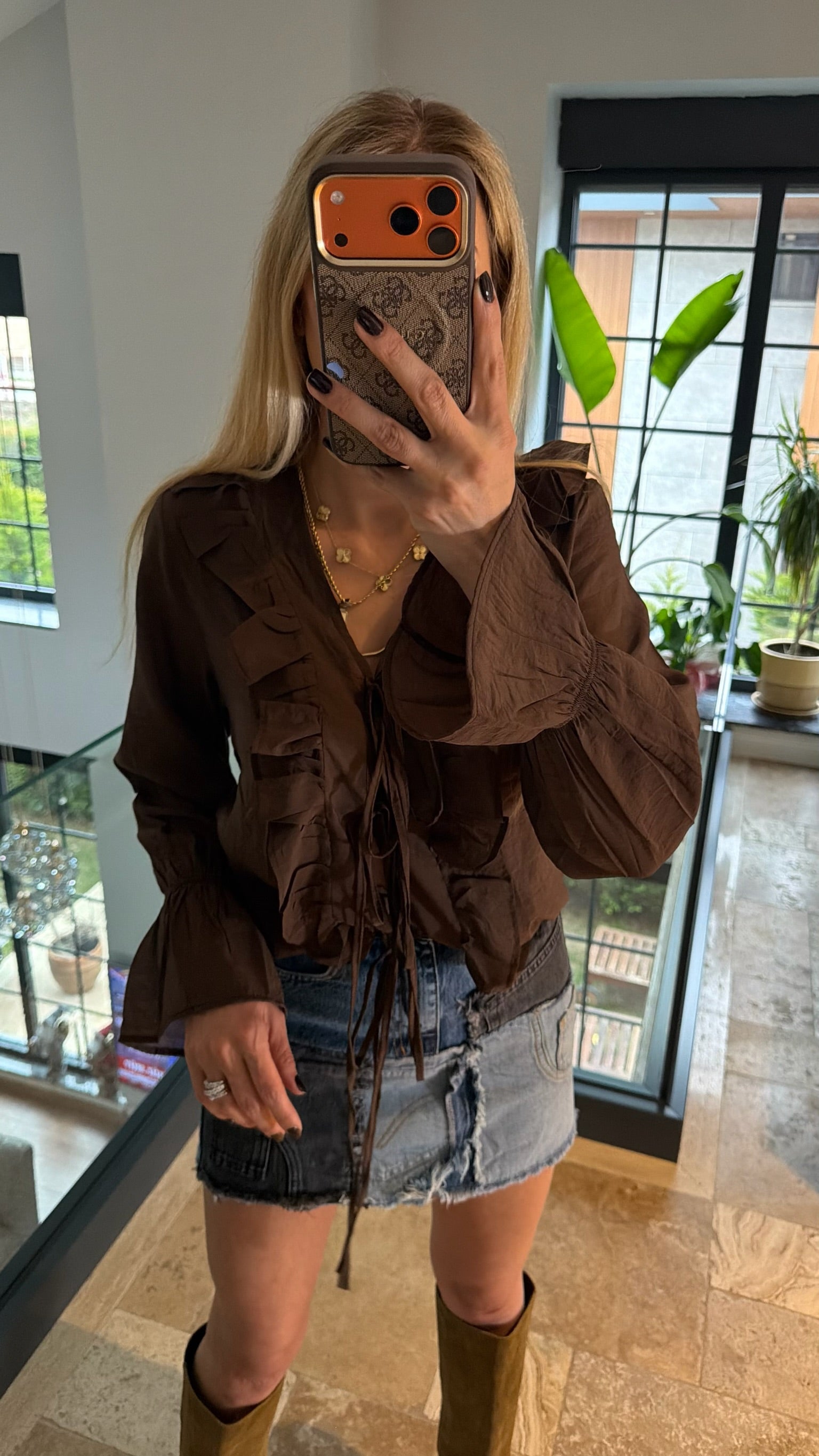 Kolları ve Yakası Fırfırlı Gömlek Kahverengi