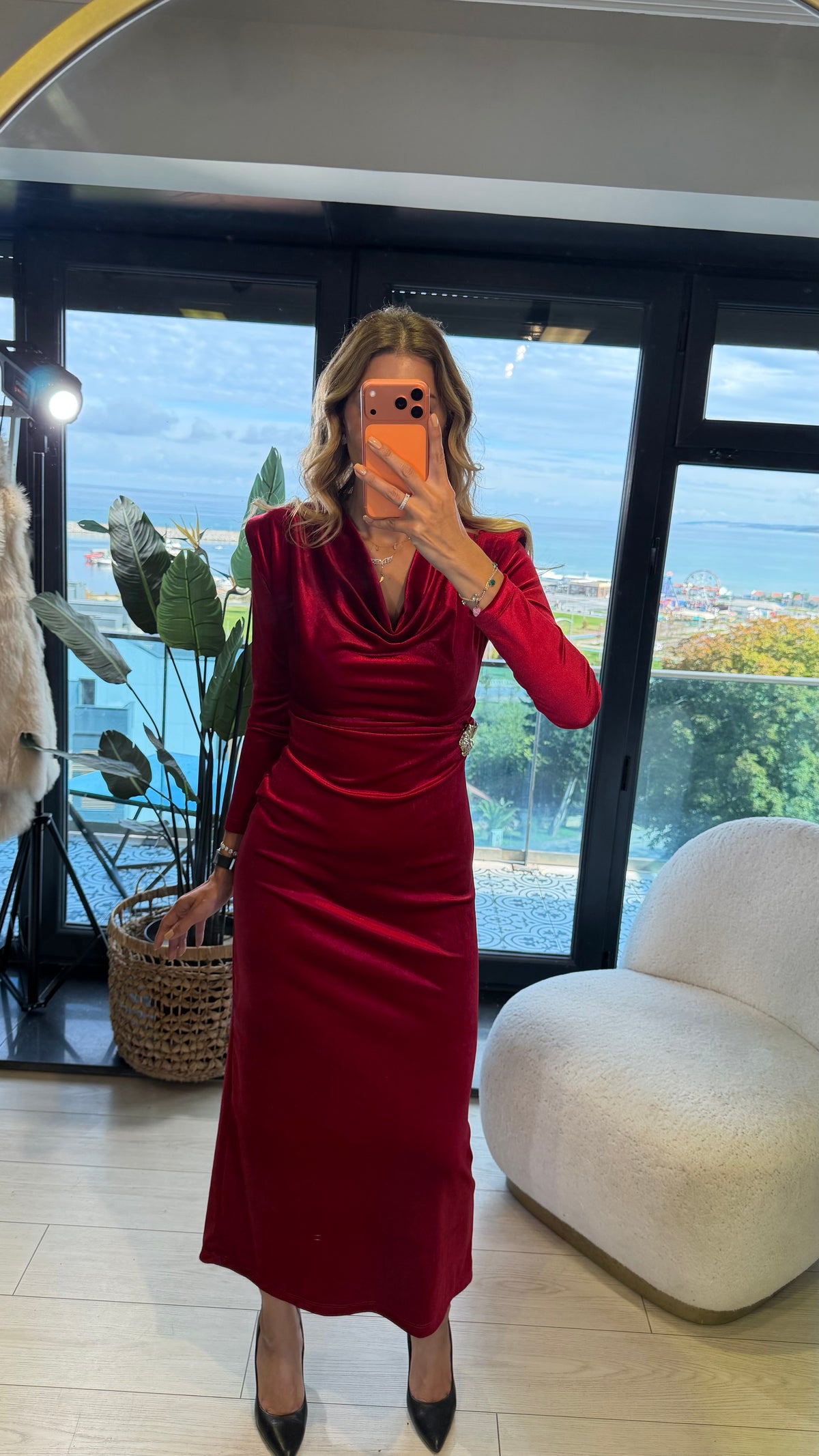 Degaje Yaka Toka Detaylı Kadife Elbise Bordo