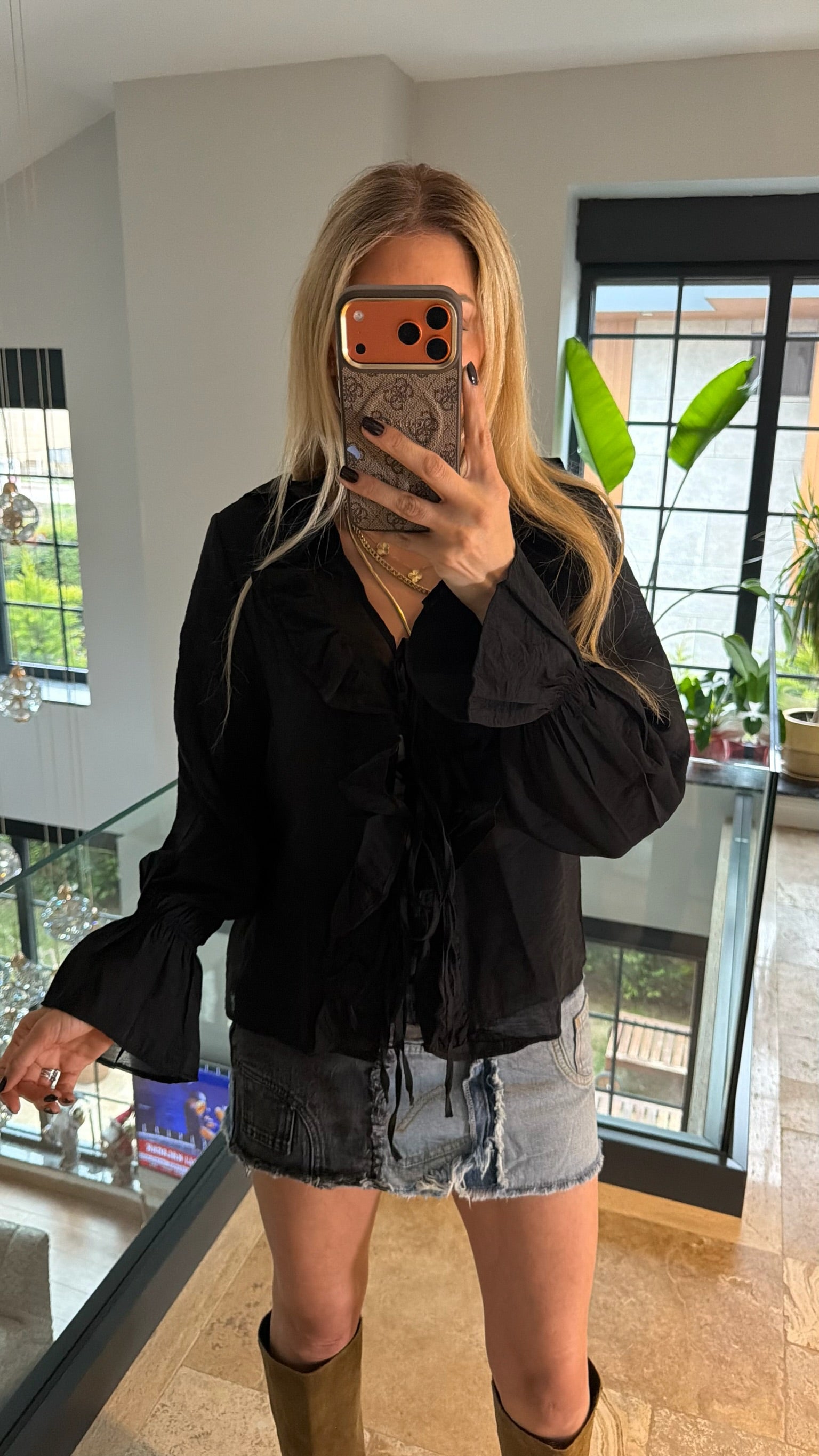 Kolları ve Yakası Fırfırlı Gömlek Siyah