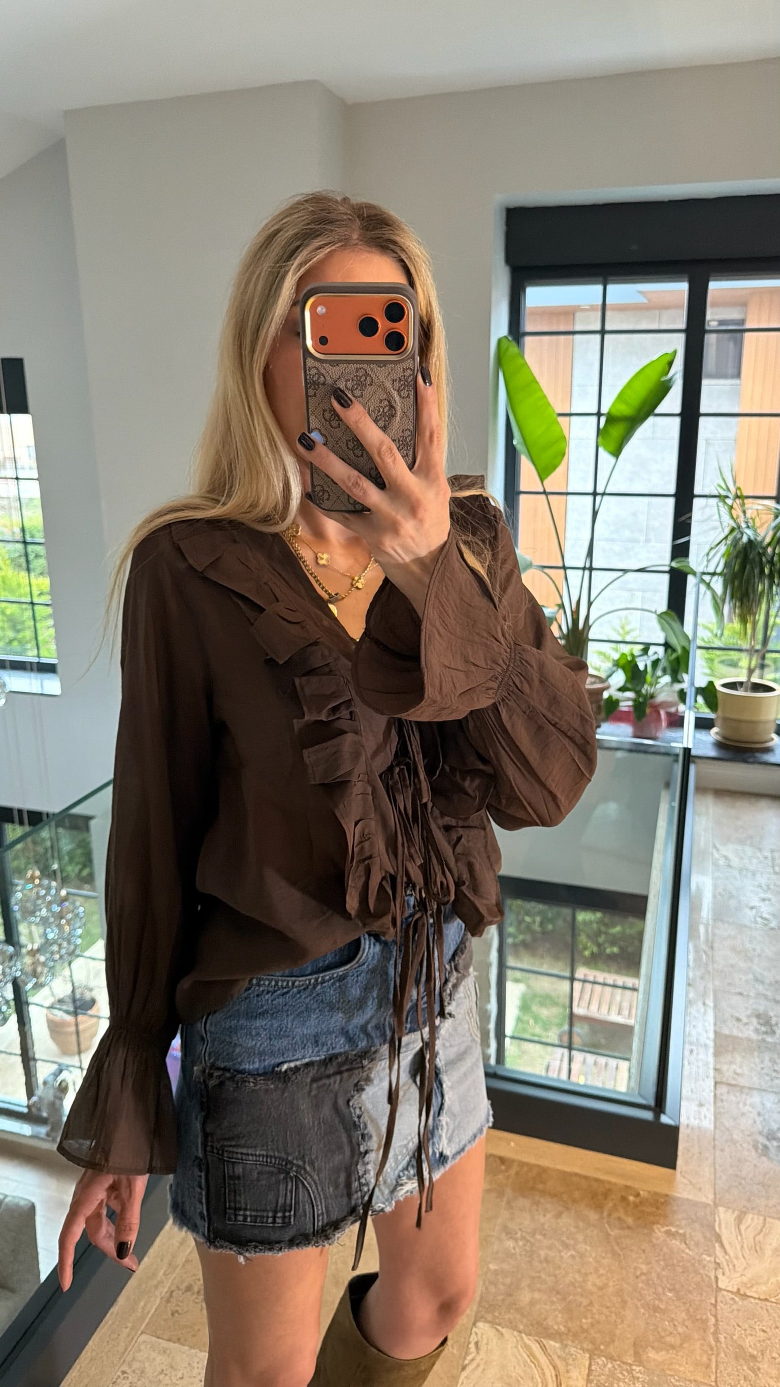 Kolları ve Yakası Fırfırlı Gömlek Kahverengi