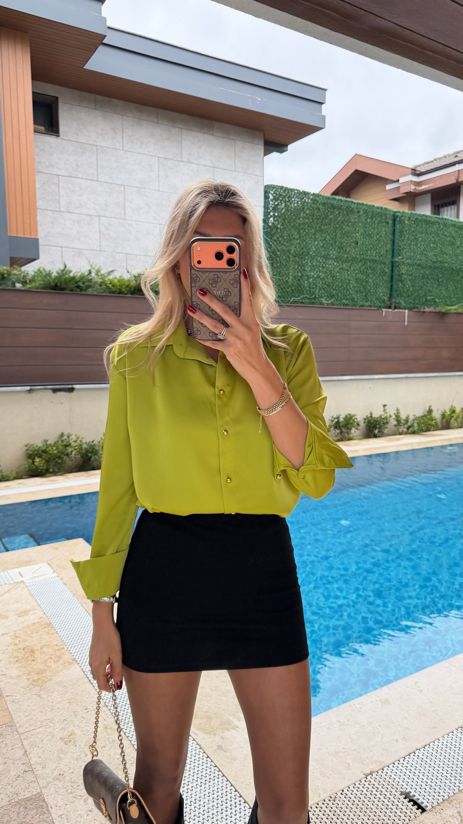 Kruvaze Yaka Gold Düğmeli Saten Gömlek Fıstık Yeşili