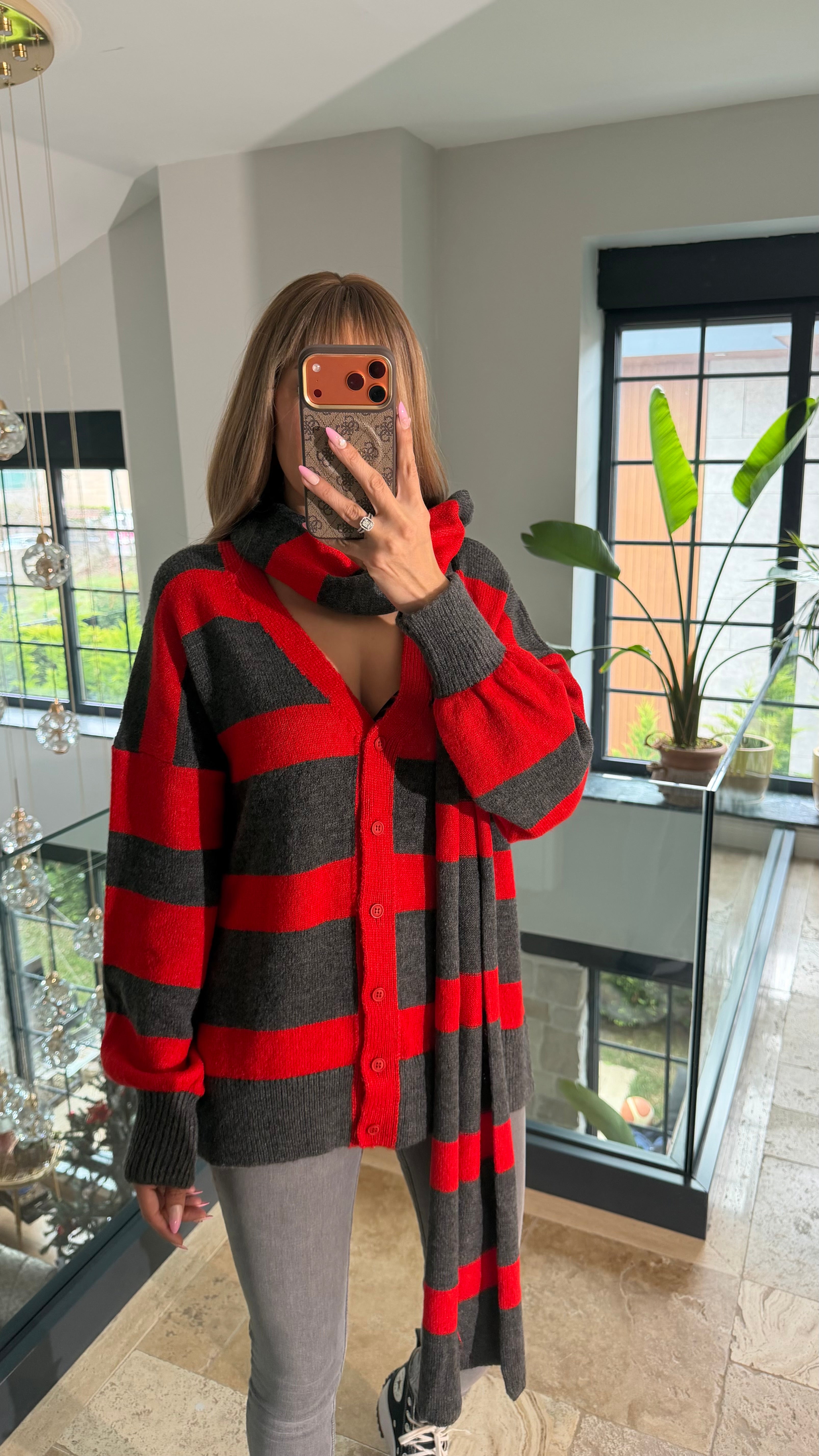 Atkılı Şeritli V Yaka Antrasit Kırmızı Hırka