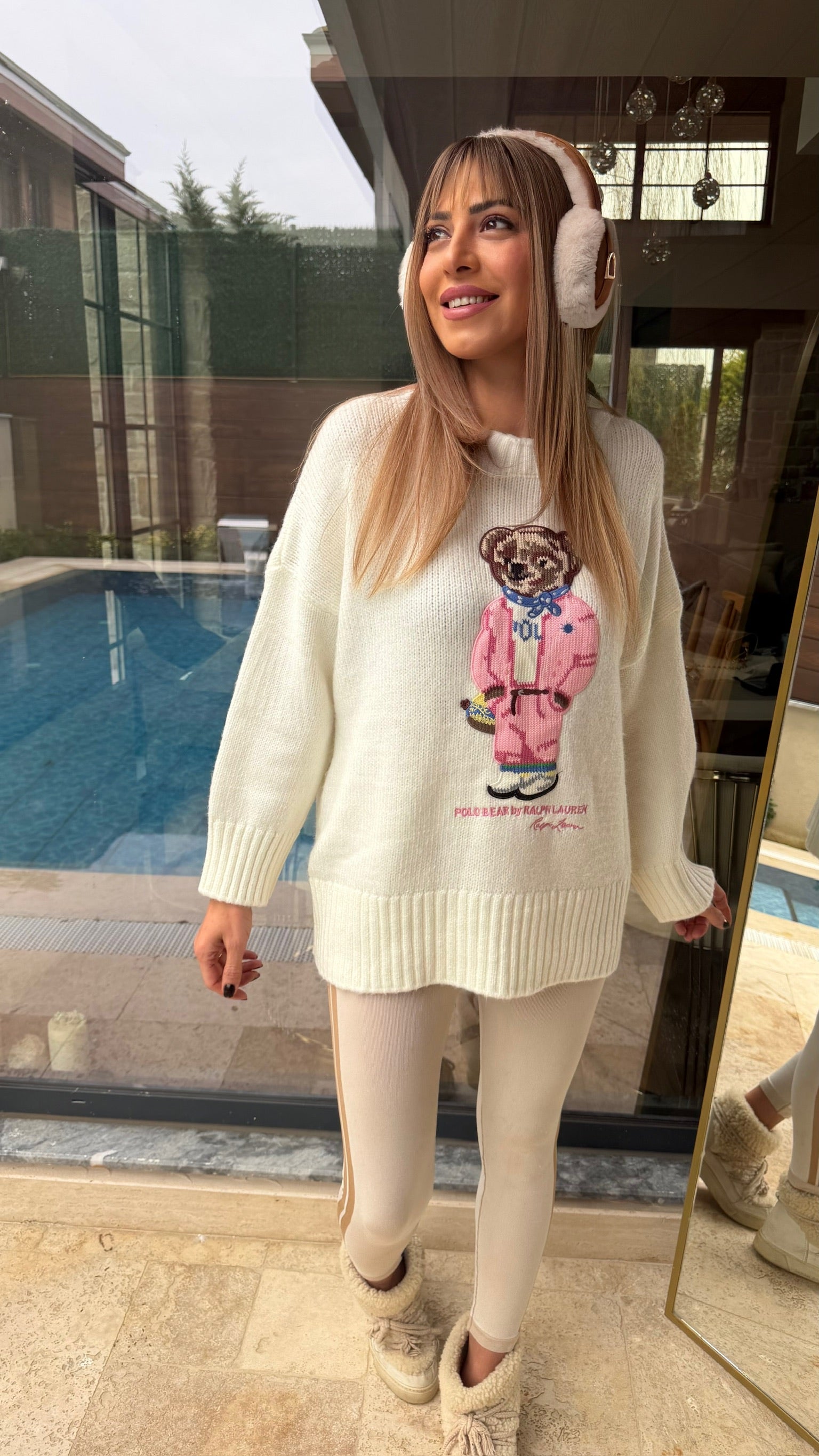 Yumuşak Dokulu Teddy İşlemeli Beyaz Kazak