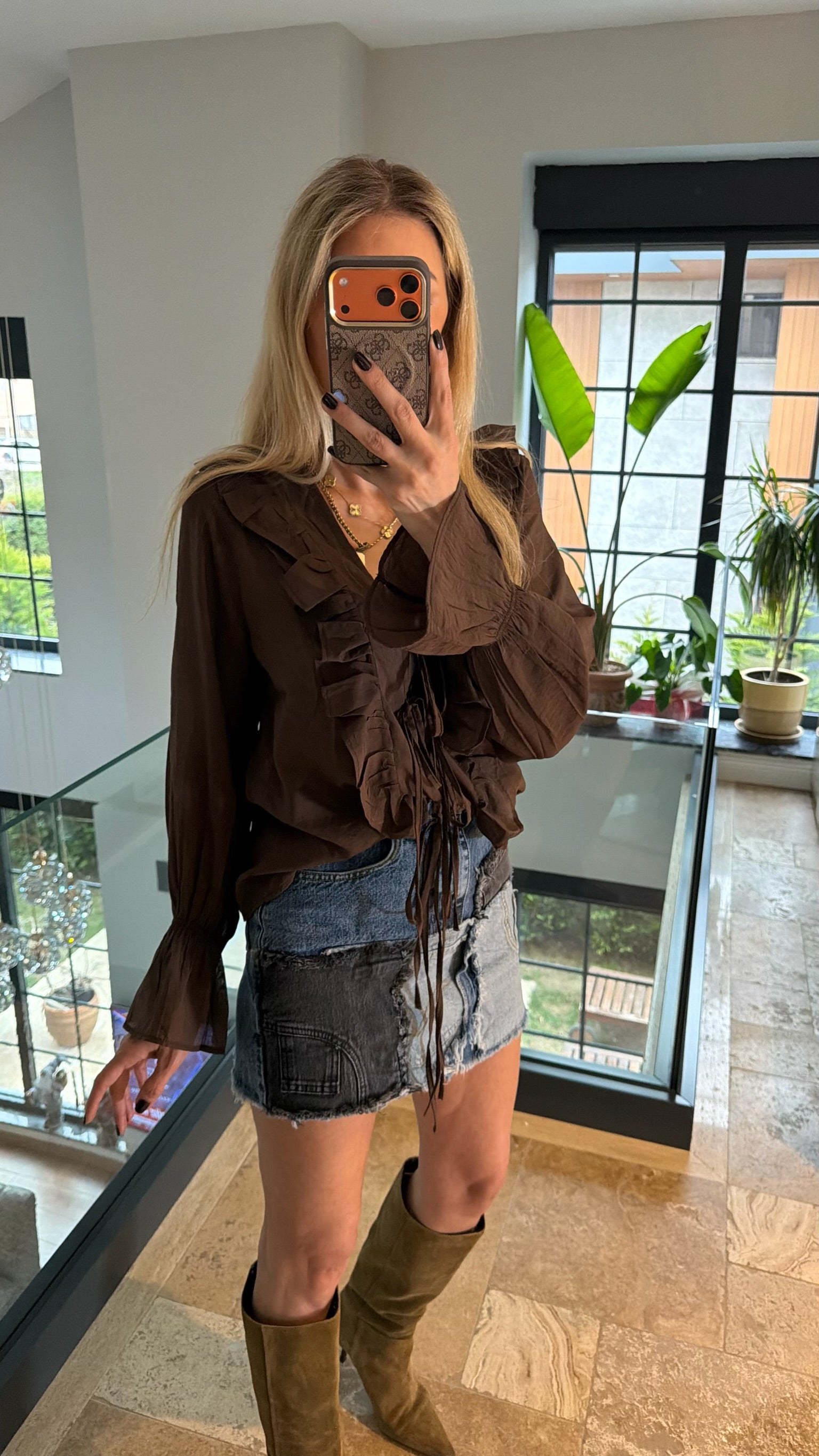 Kolları ve Yakası Fırfırlı Gömlek Kahverengi