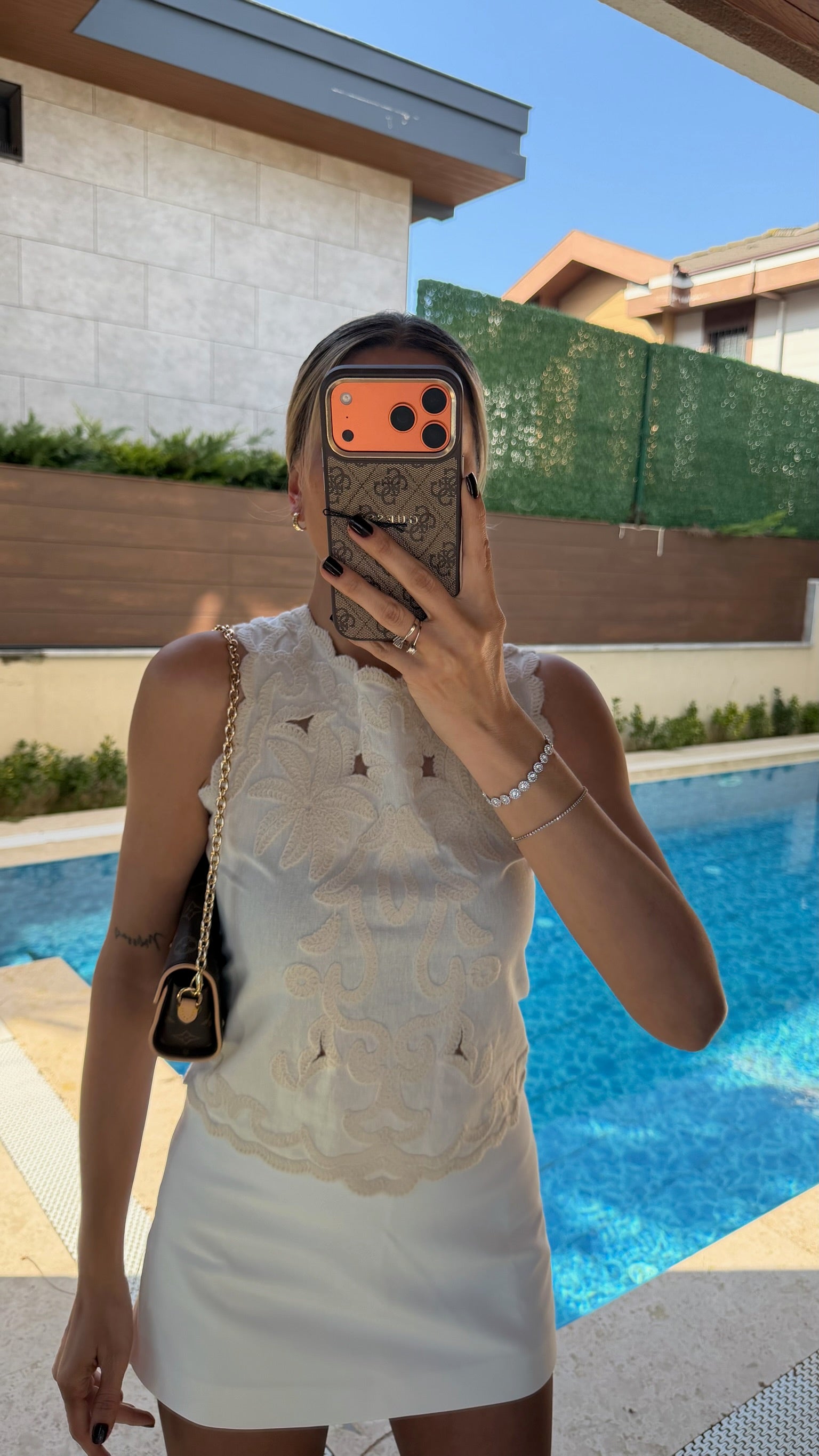 Sırtı Fermuarlı Kabartma Nakışlı Keten Bluz Ekru