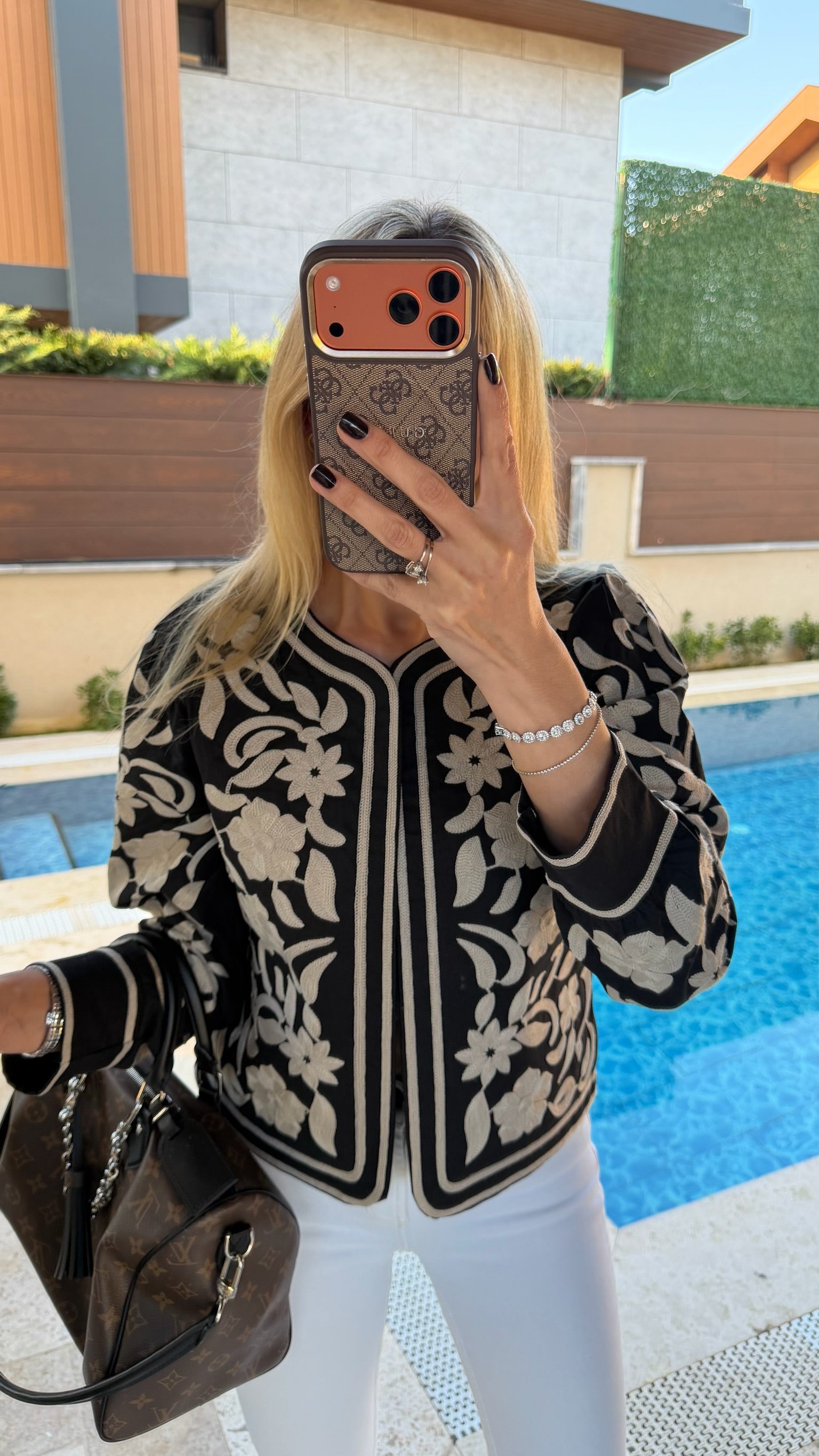 Krem Çiçek Nakış İşlemeli Uzun Kollu Ceket Siyah