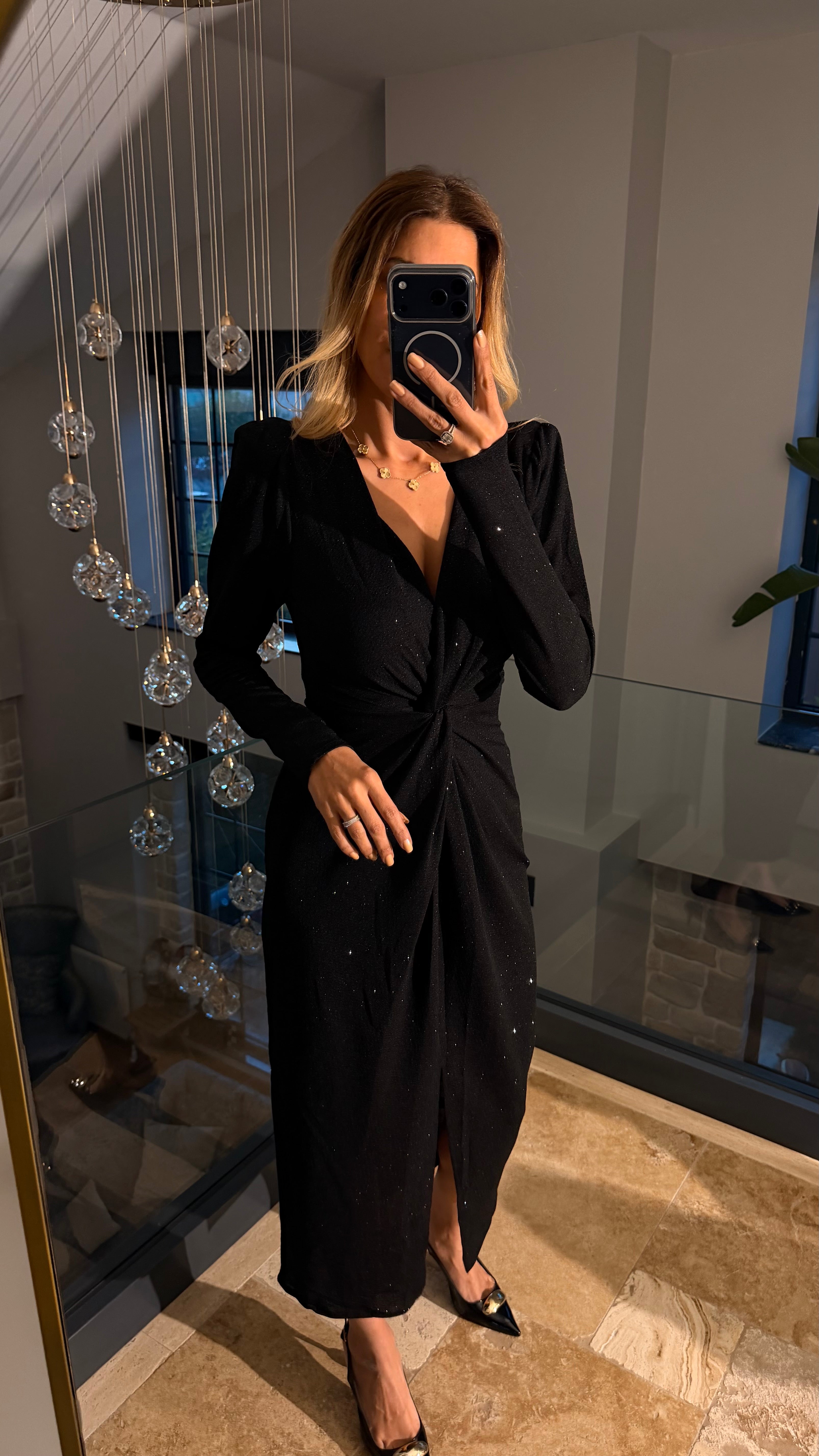 Uzun Kol V Yaka Göğüs Düğüm Detaylı Önden Yırtmaçlı Simli Elbise Siyah