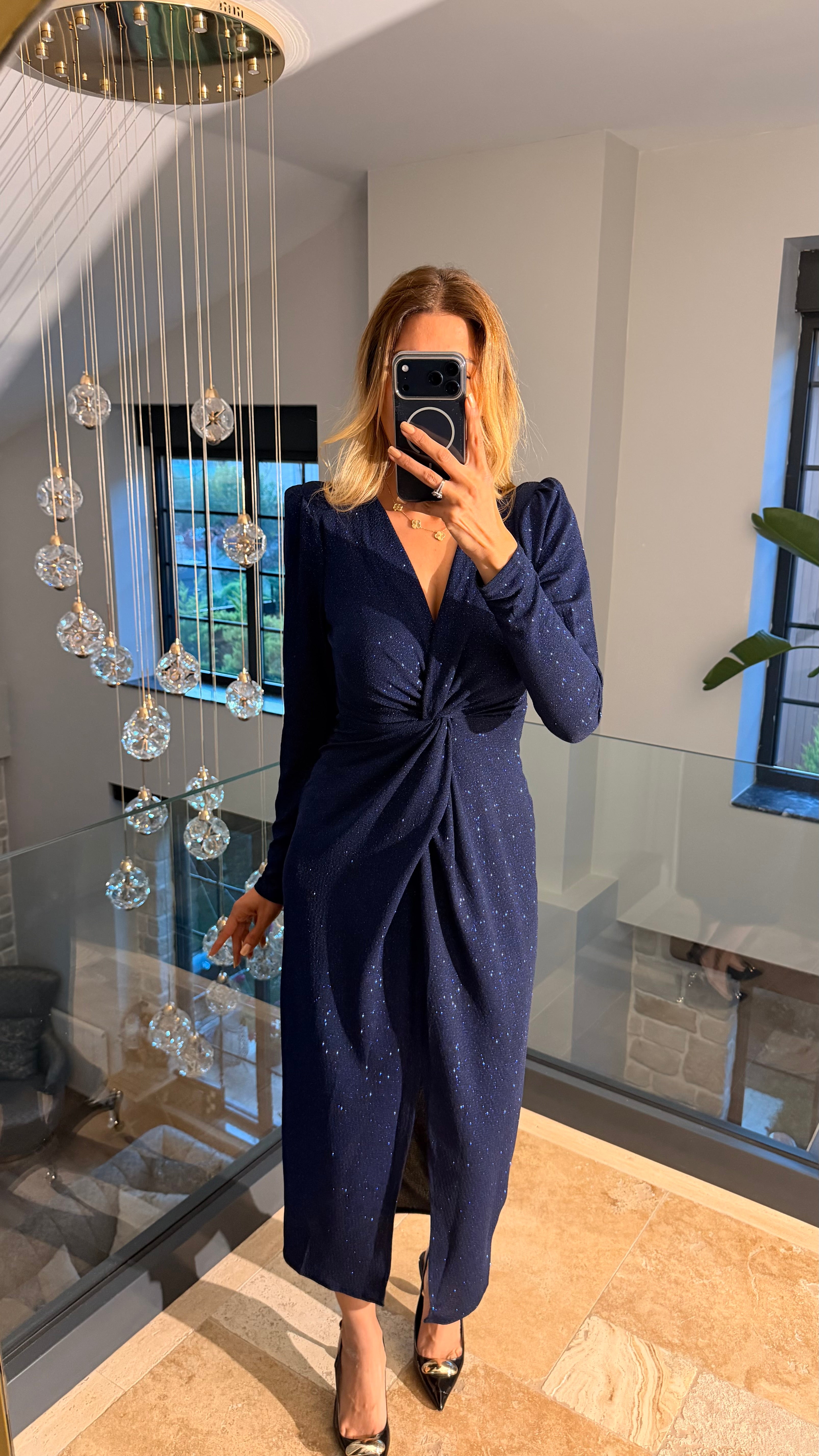 Uzun Kol V Yaka Göğüs Düğüm Detaylı Önden Yırtmaçlı Simli Elbise