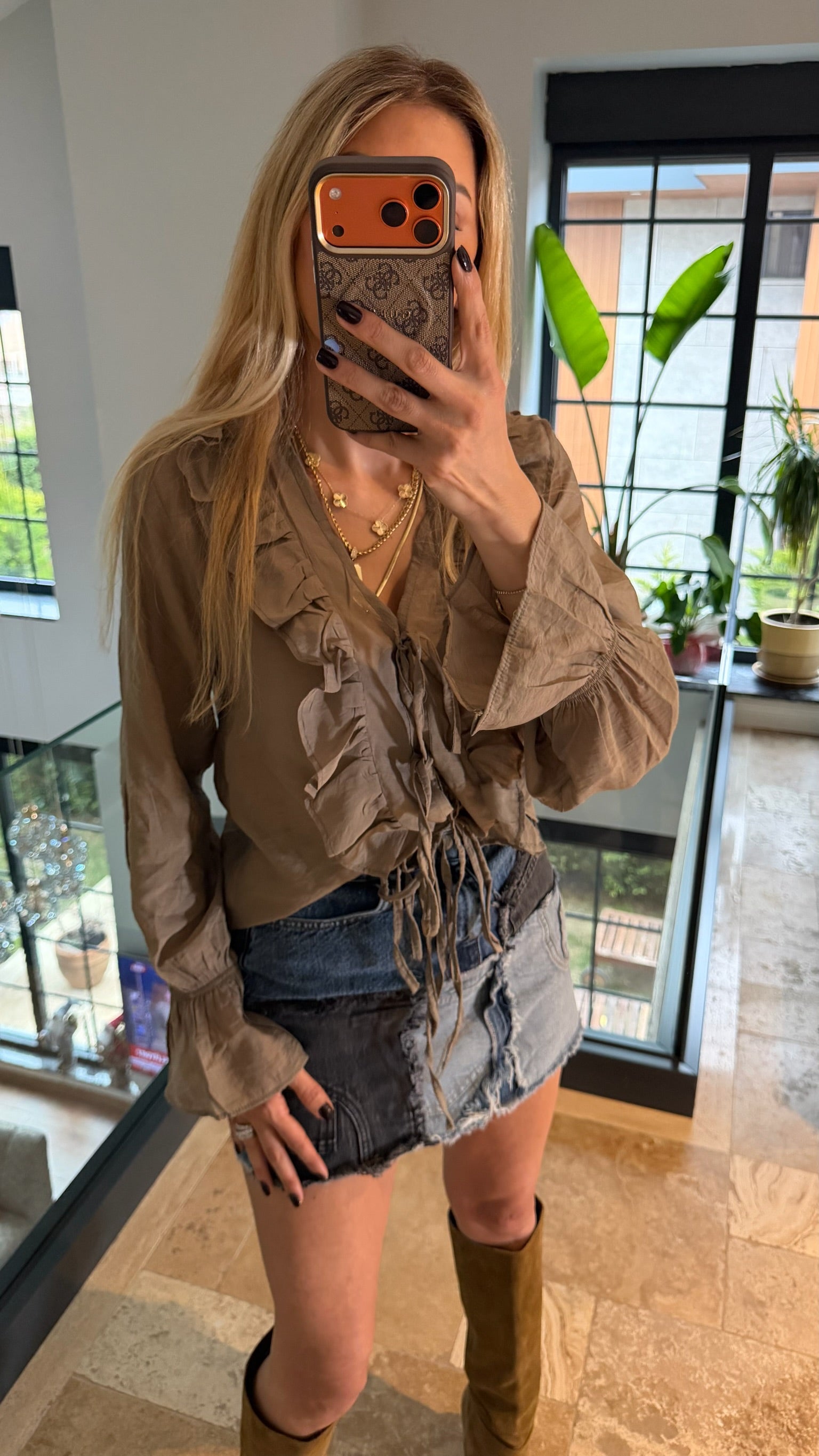 Kolları ve Yakası Fırfırlı Gömlek Vizon