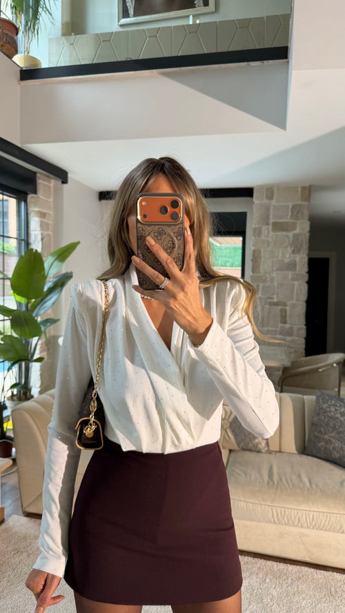 Beyaz V yaka Taşlı Vatkalı Drapeli Bodysuit