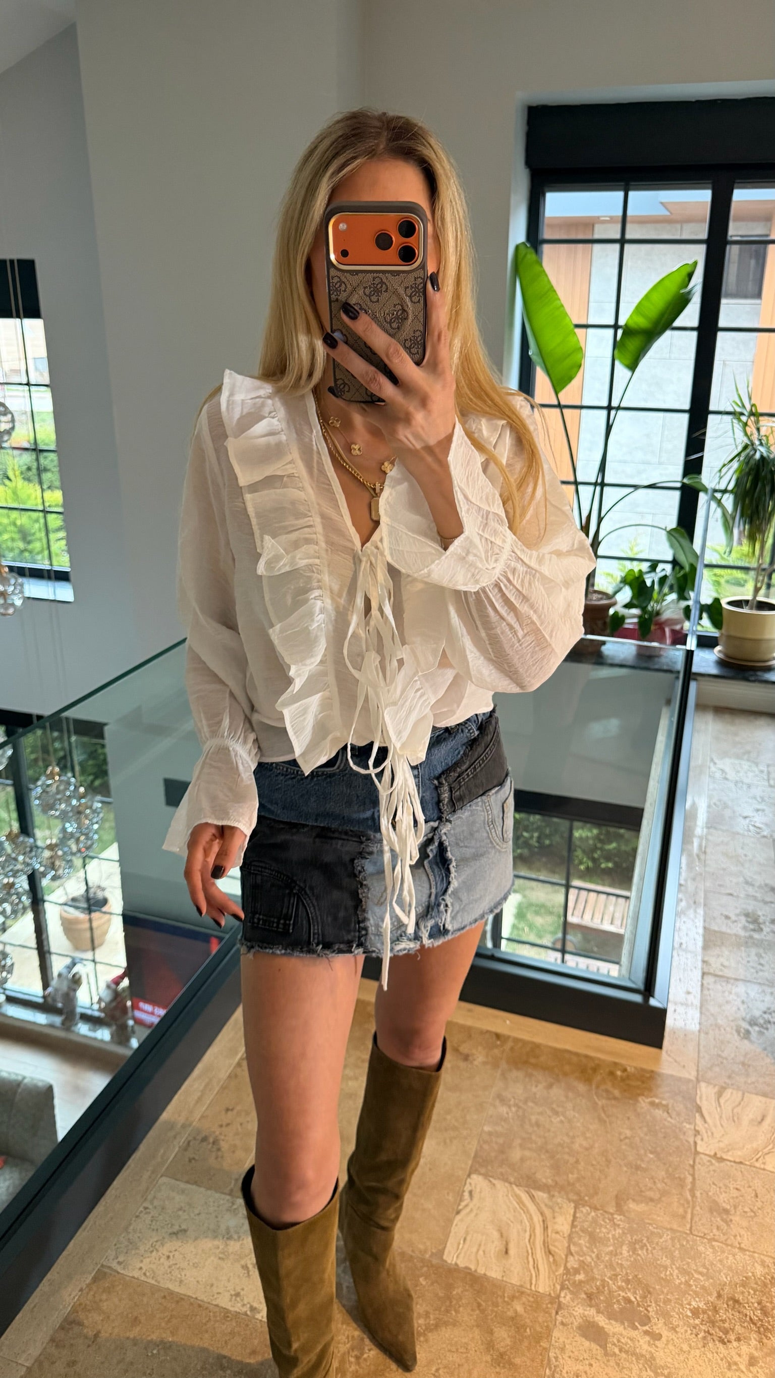 Kolları ve Yakası Fırfırlı Gömlek Ekru