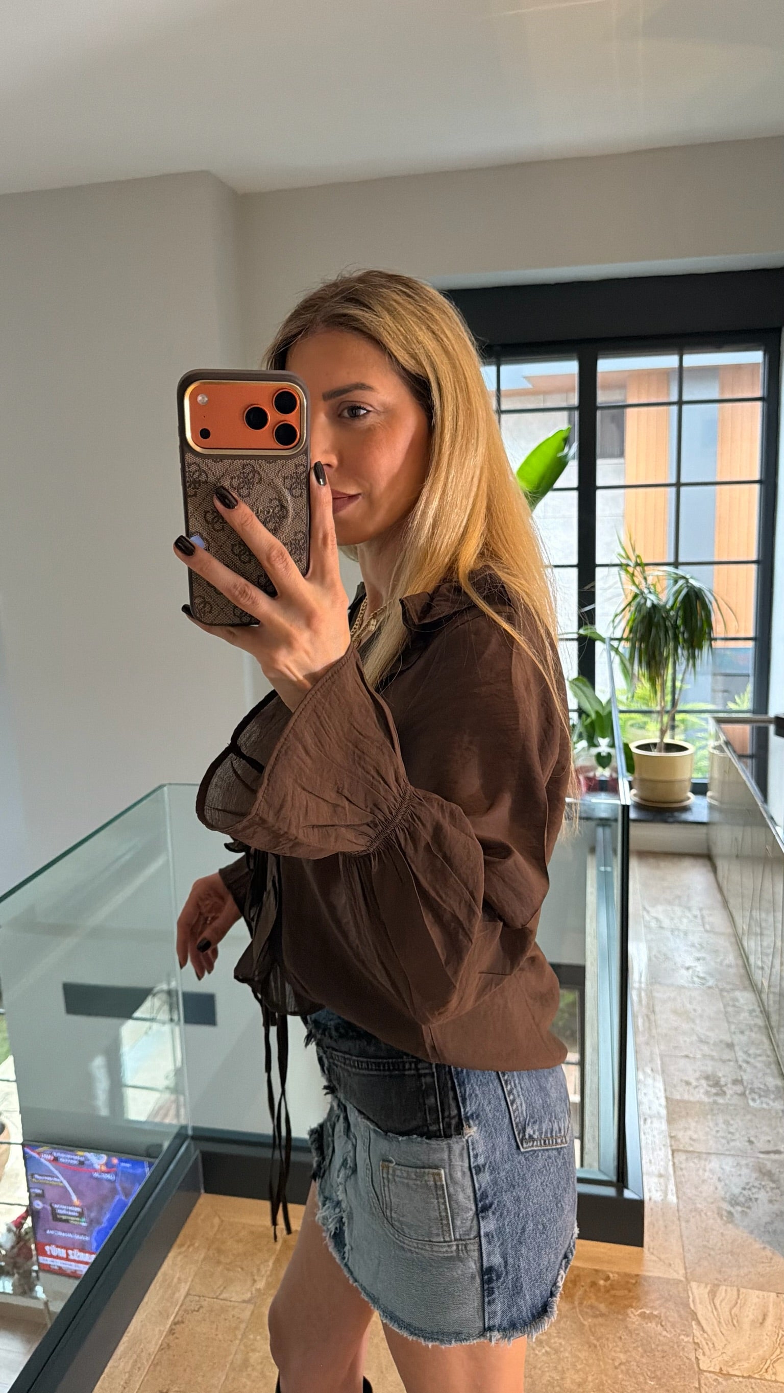 Kolları ve Yakası Fırfırlı Gömlek Kahverengi