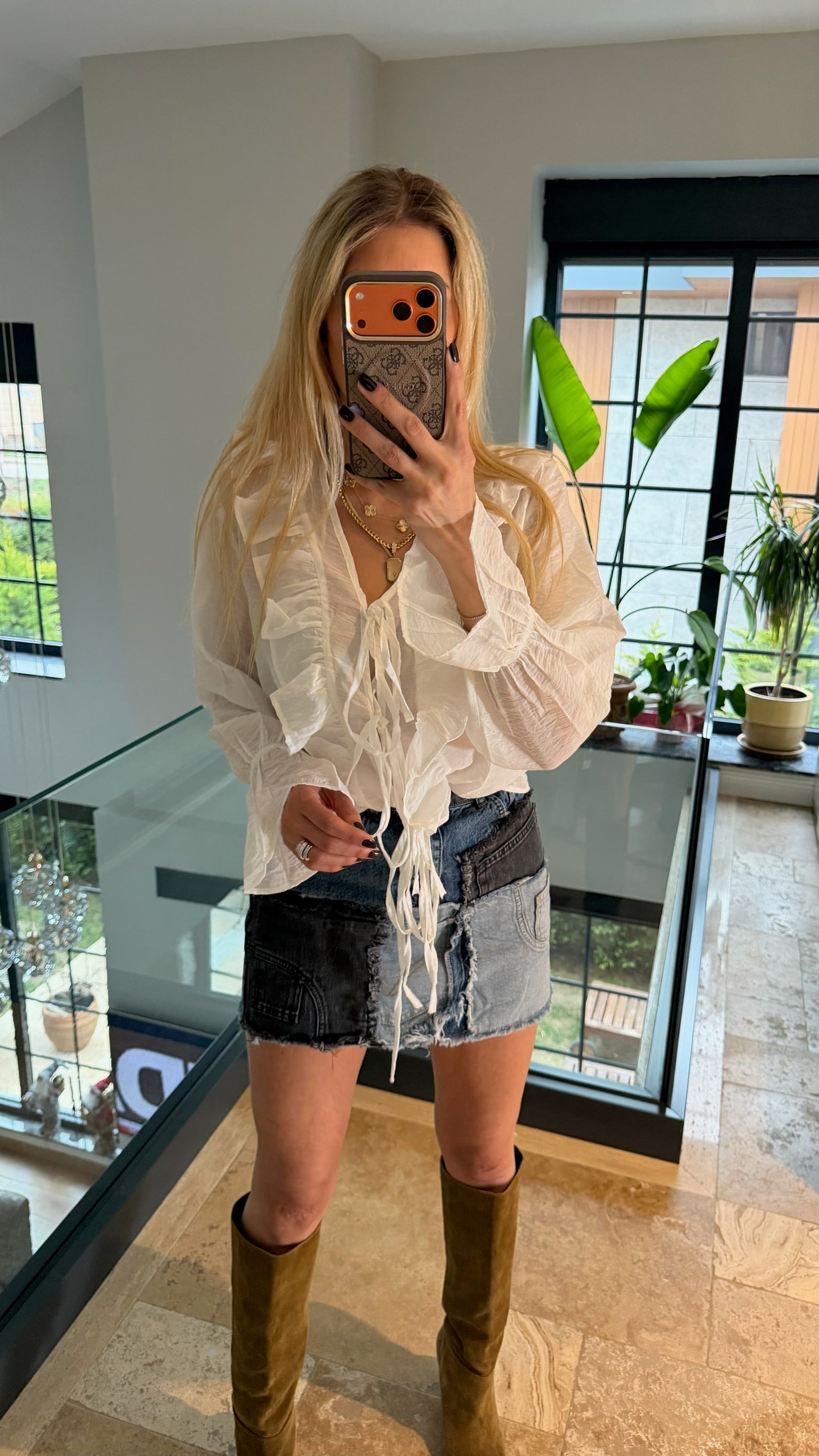 Kolları ve Yakası Fırfırlı Gömlek Ekru