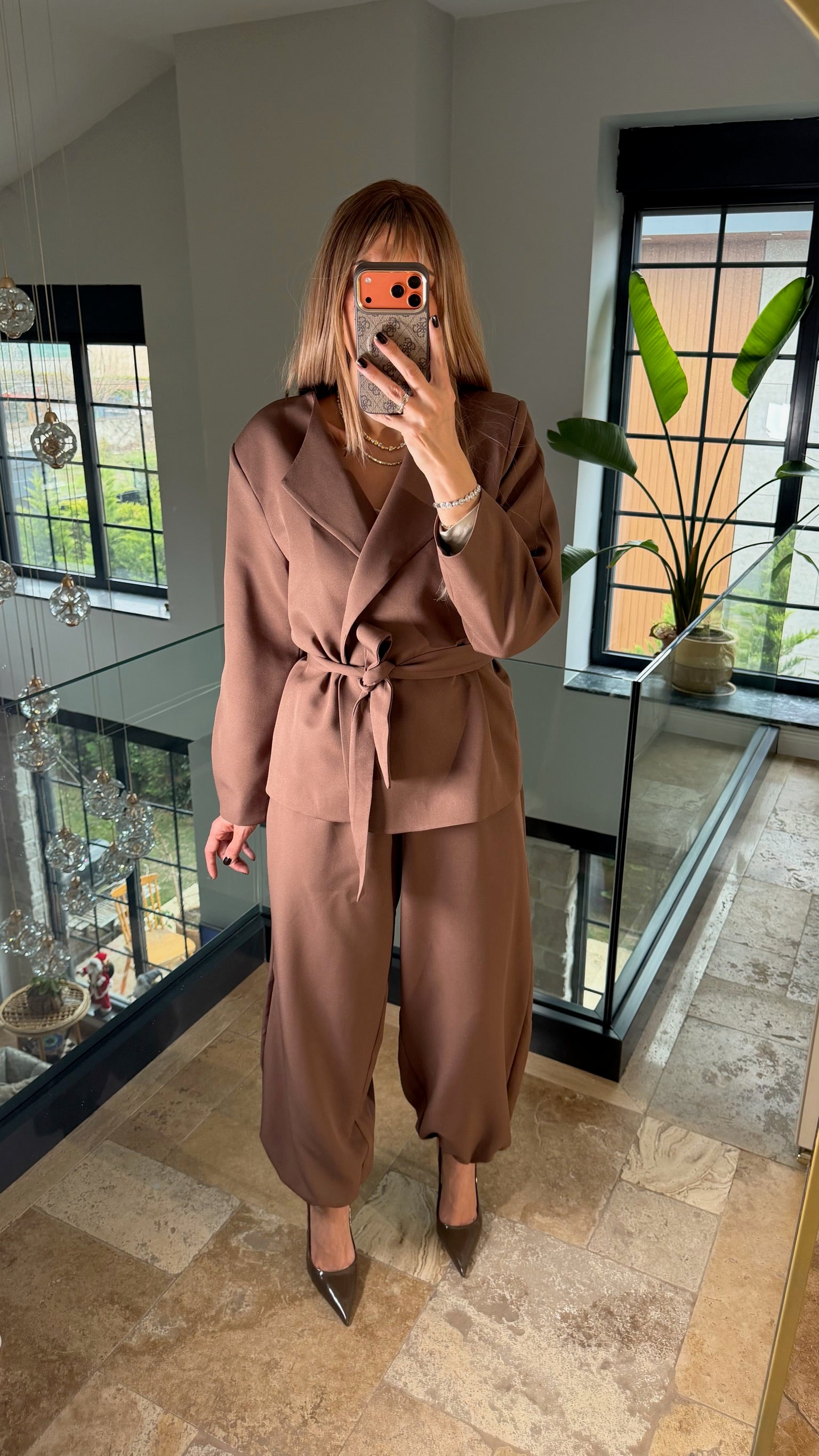 Kuşaklı Ceket Paçası Lastikli Pantolon İkili Takım Kahverengi