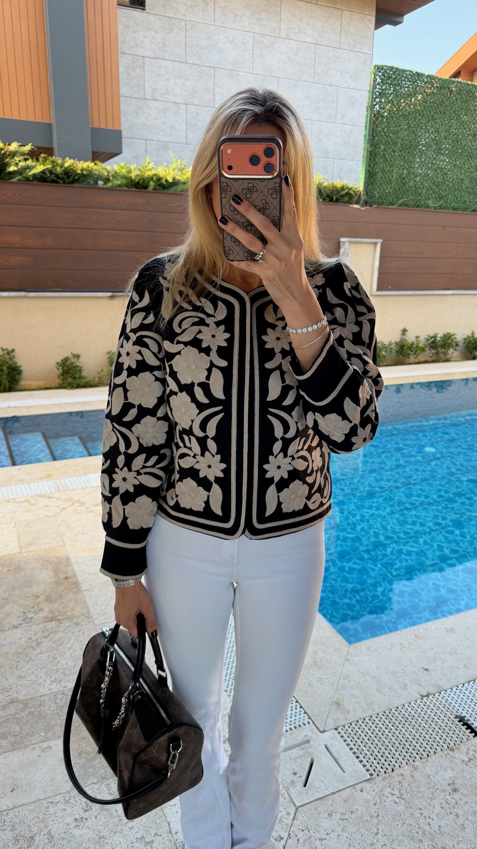 Krem Çiçek Nakış İşlemeli Uzun Kollu Ceket Siyah