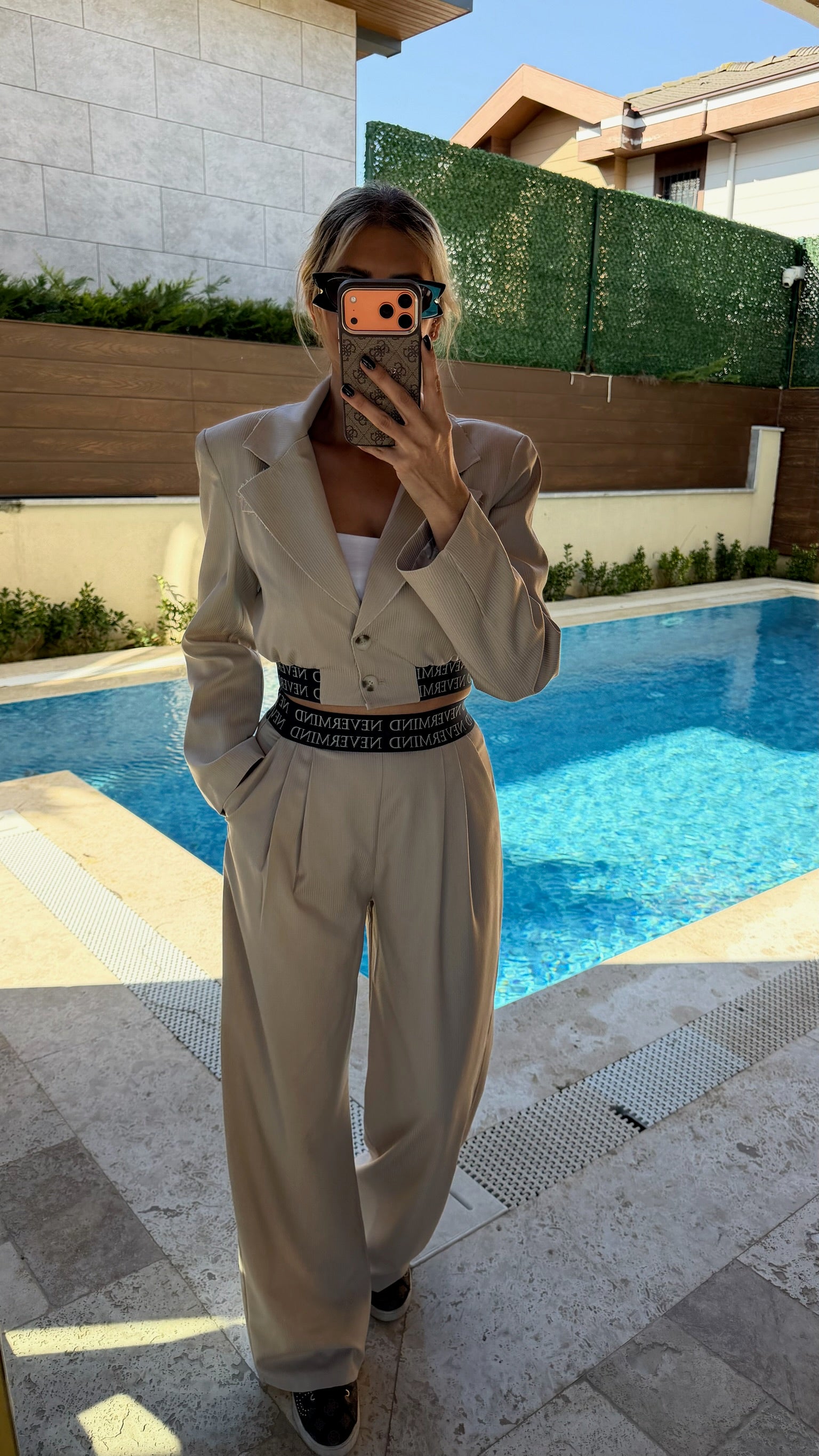 Beli Lastikli Ve Yazı Detaylı Bol Paça Pantolon Ceket Takım Bej