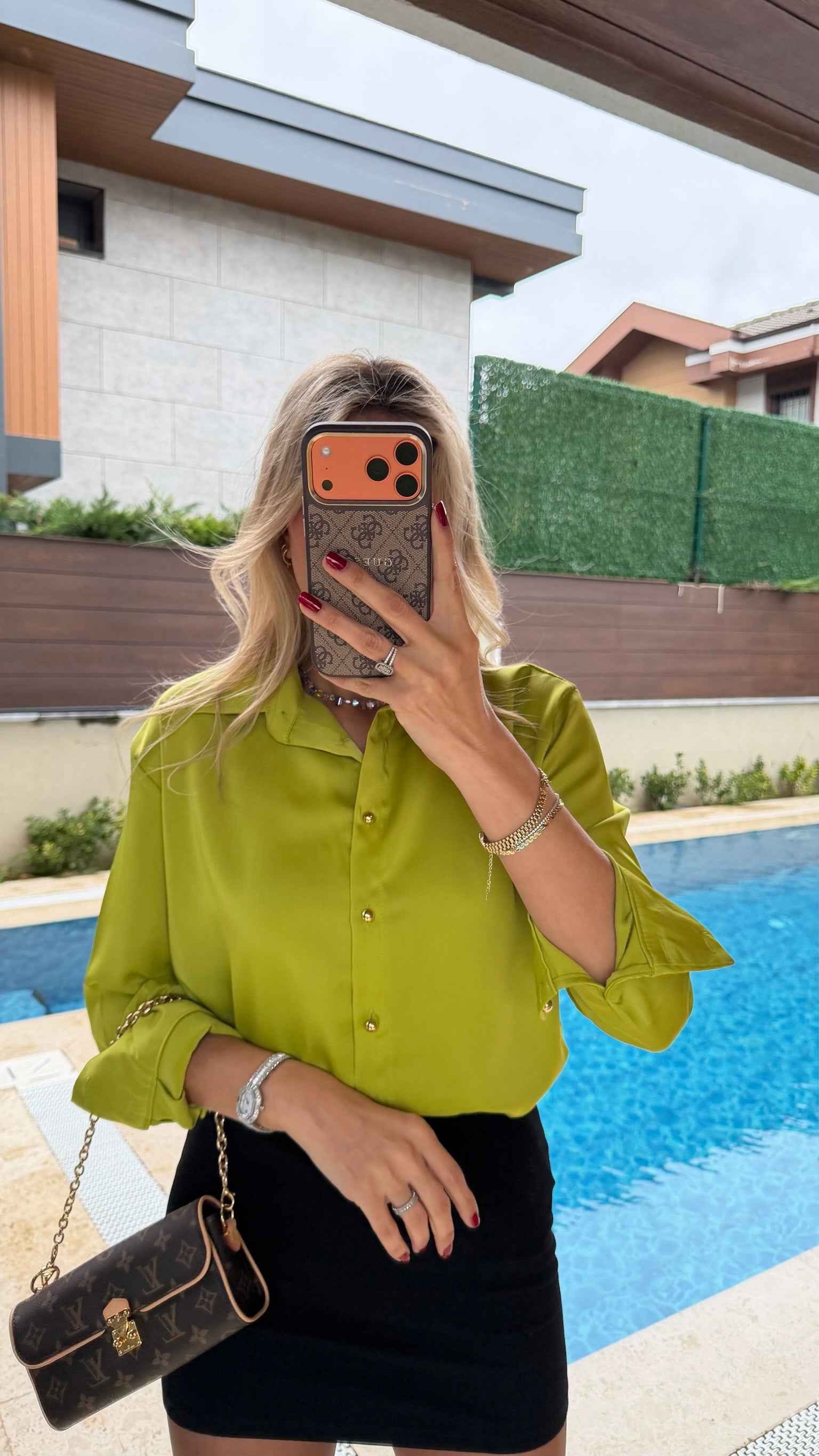 Kruvaze Yaka Gold Düğmeli Saten Gömlek Fıstık Yeşili