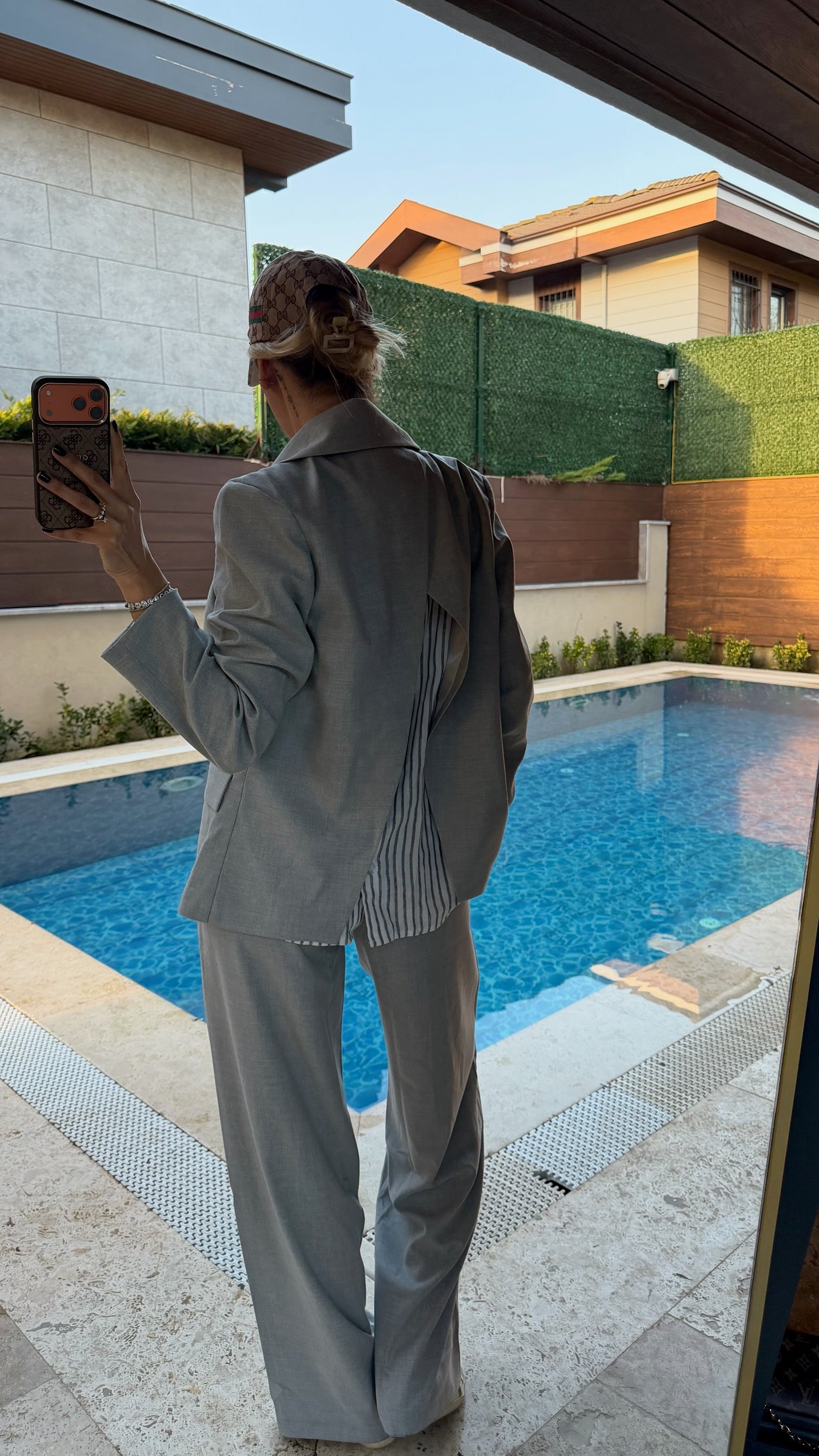 Gömlek Detaylı Açık Arkalı Blazer Ceket Pantolon Takım Gri