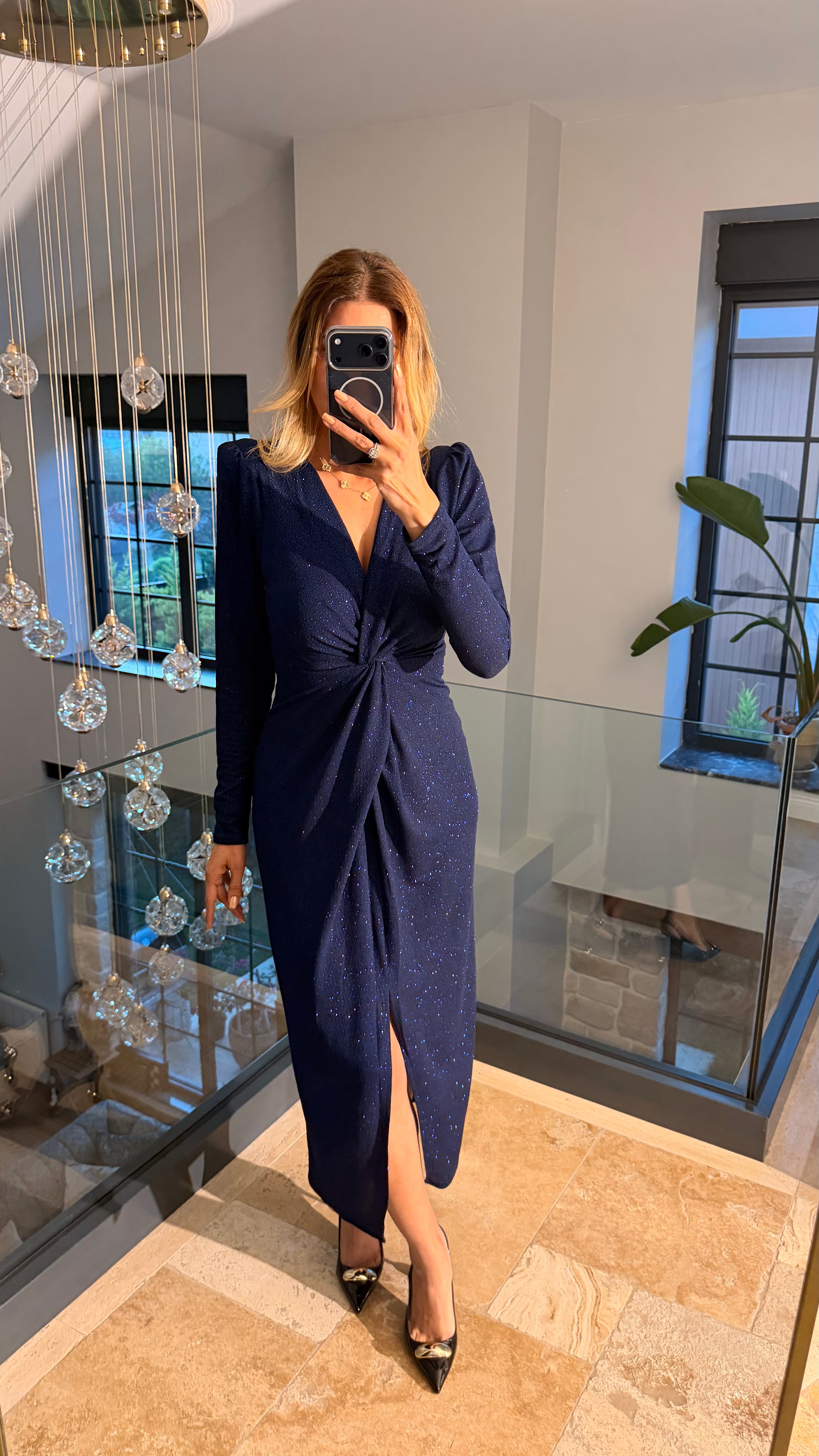 Uzun Kol V Yaka Göğüs Düğüm Detaylı Önden Yırtmaçlı Simli Elbise