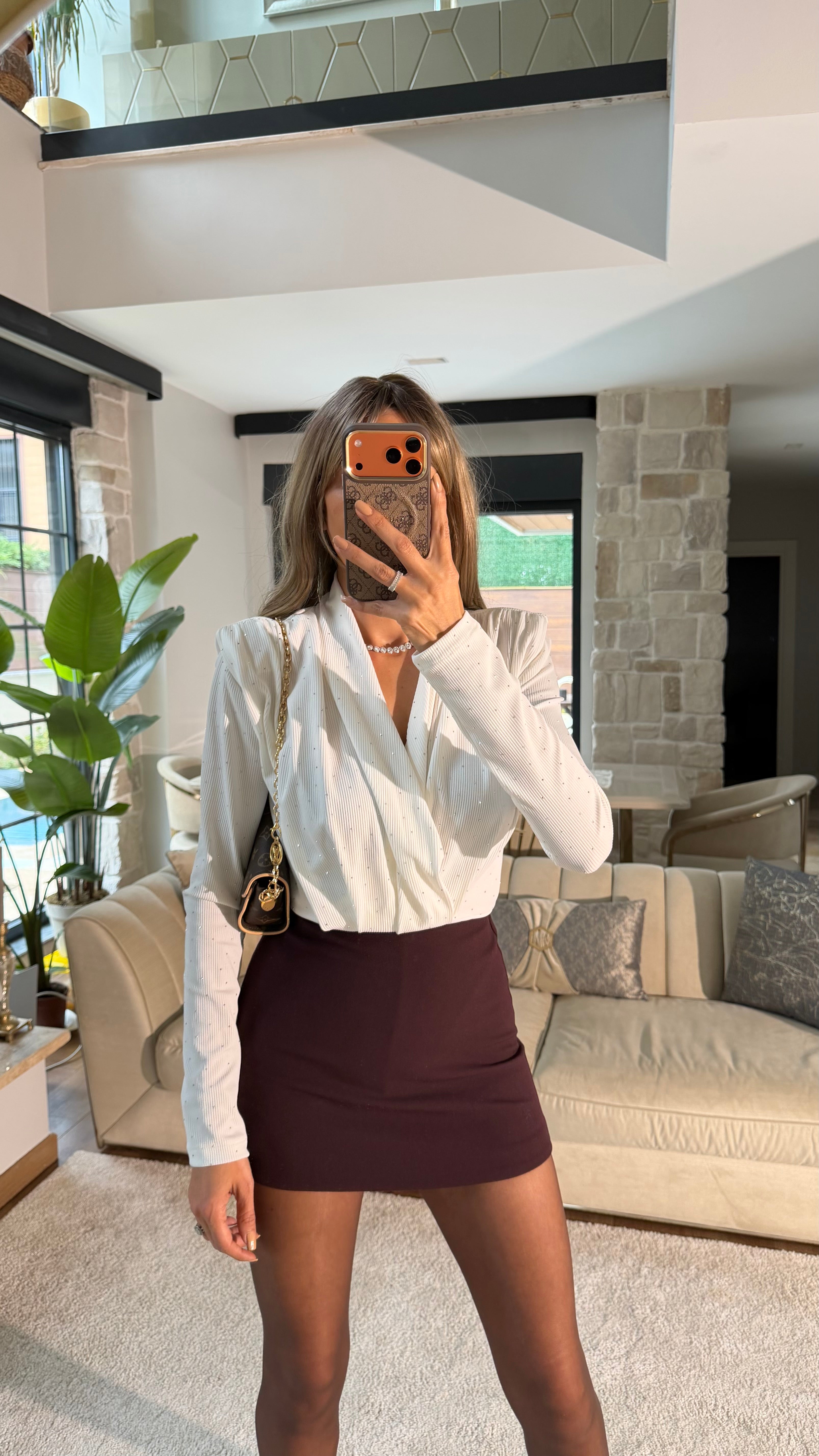 Beyaz V yaka Taşlı Vatkalı Drapeli Bodysuit