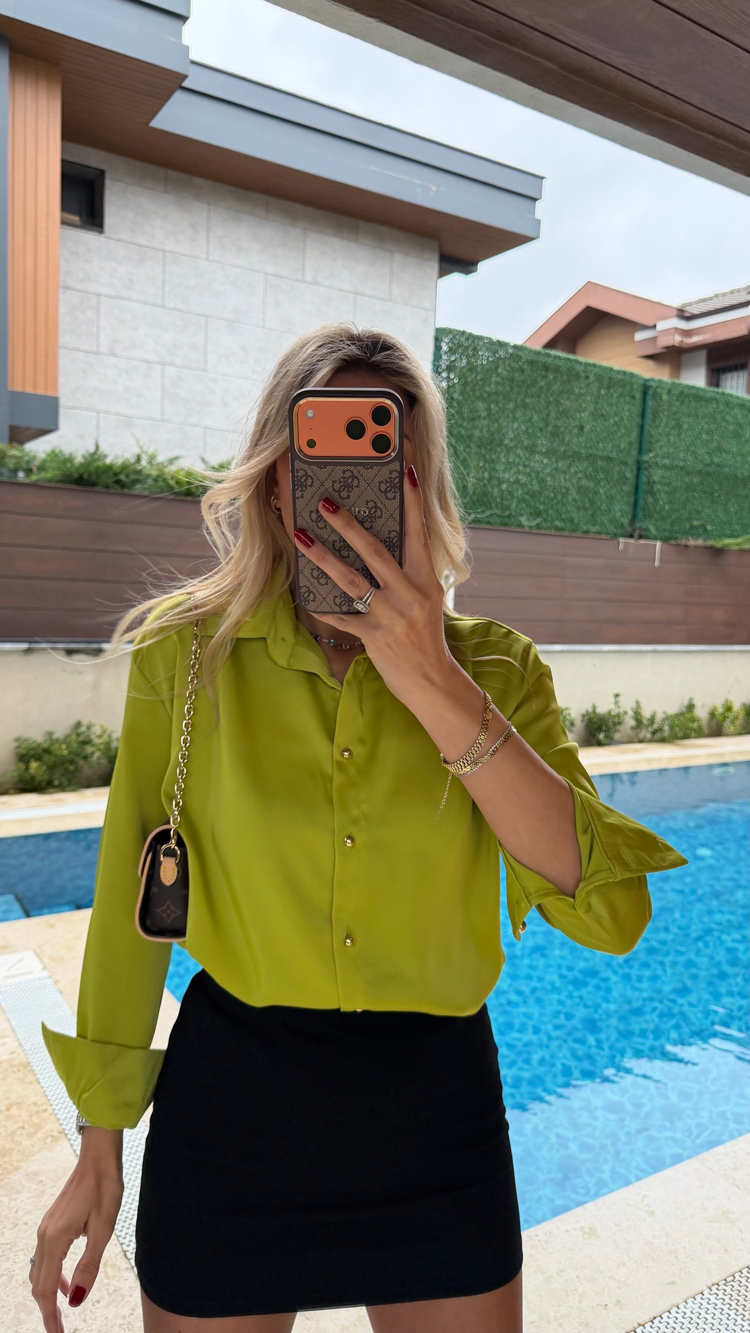 Kruvaze Yaka Gold Düğmeli Saten Gömlek Fıstık Yeşili