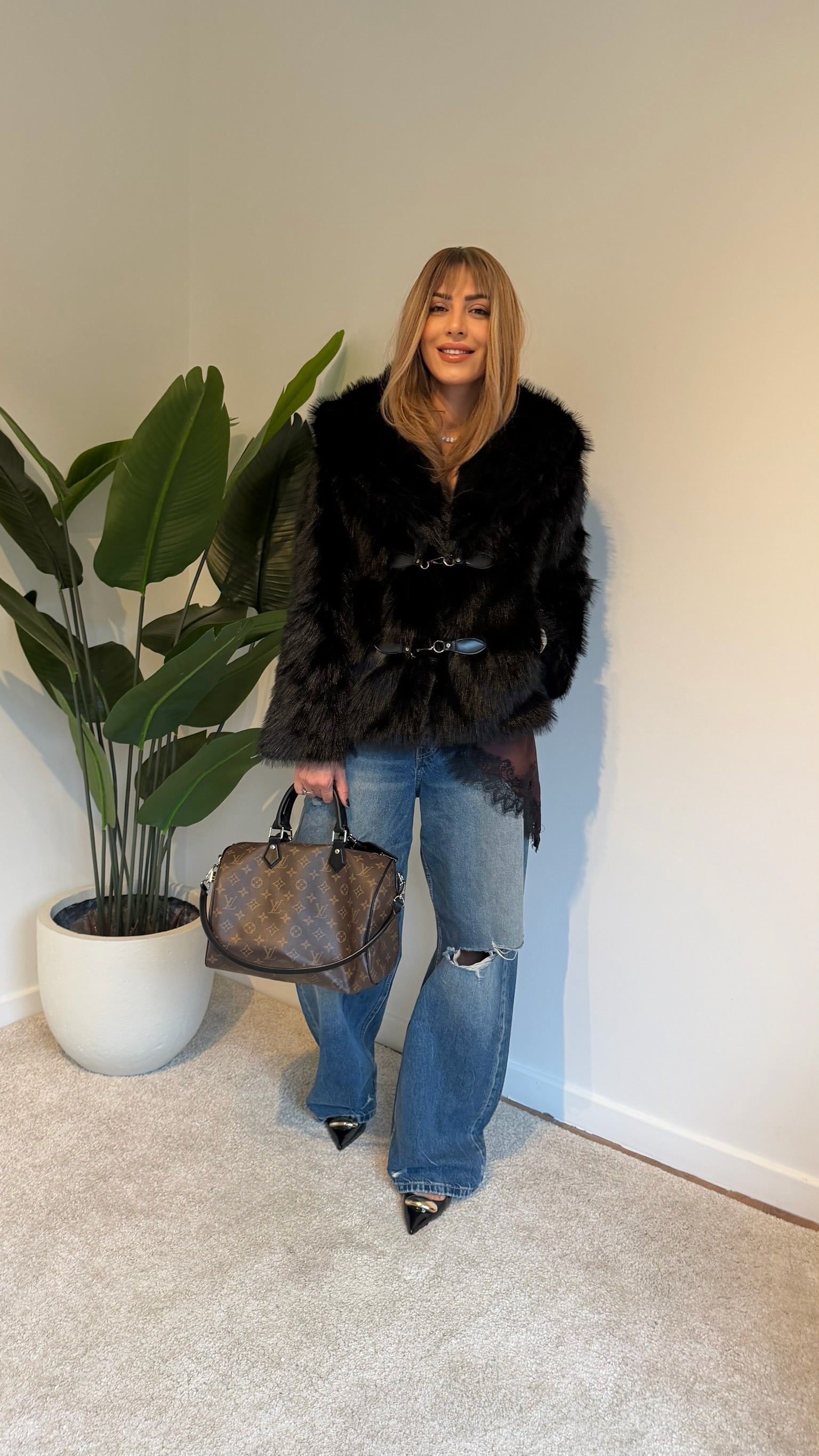 Kemer Detaylı Premium Süni Kürk Siyah