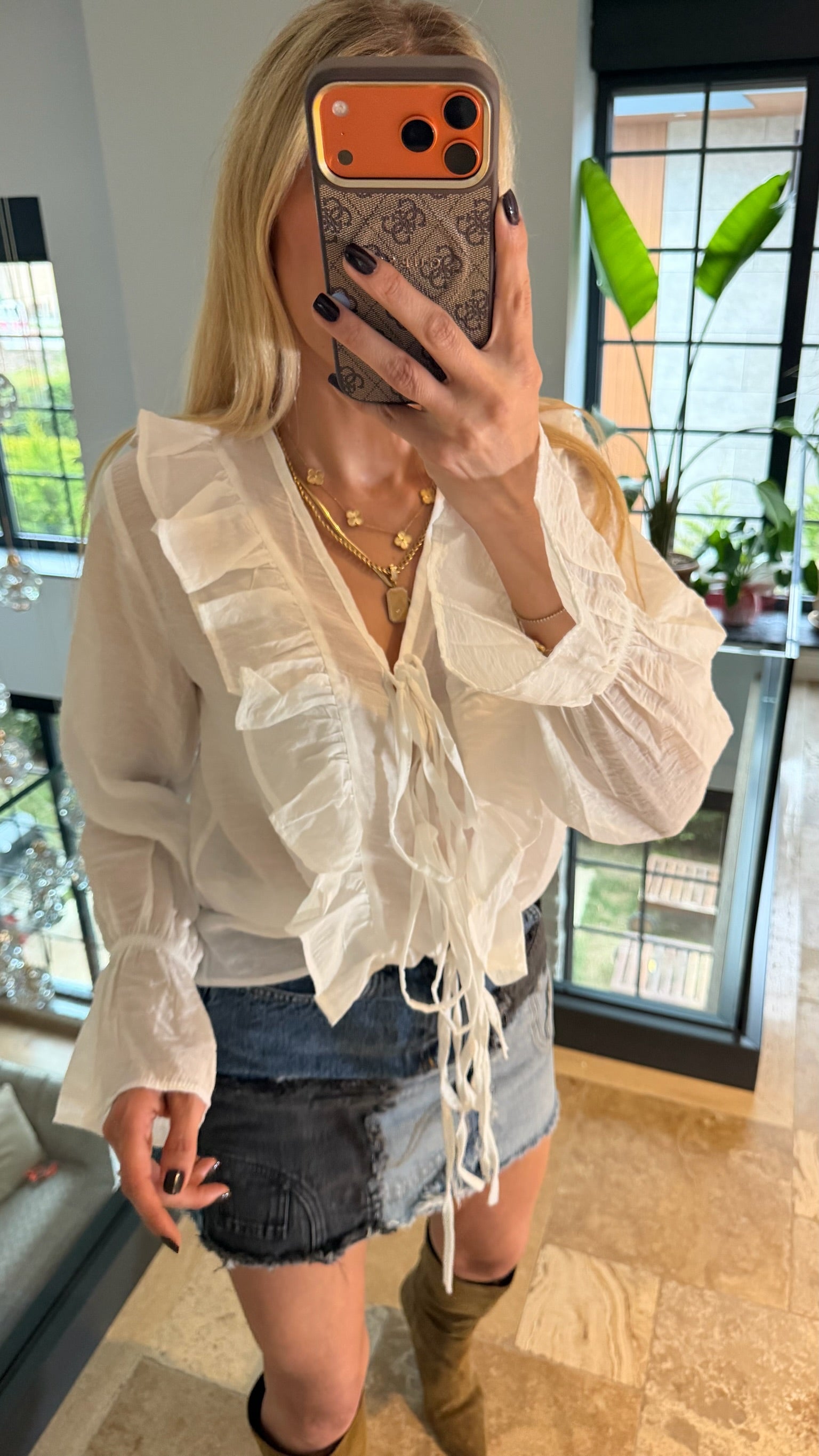 Kolları ve Yakası Fırfırlı Gömlek Ekru