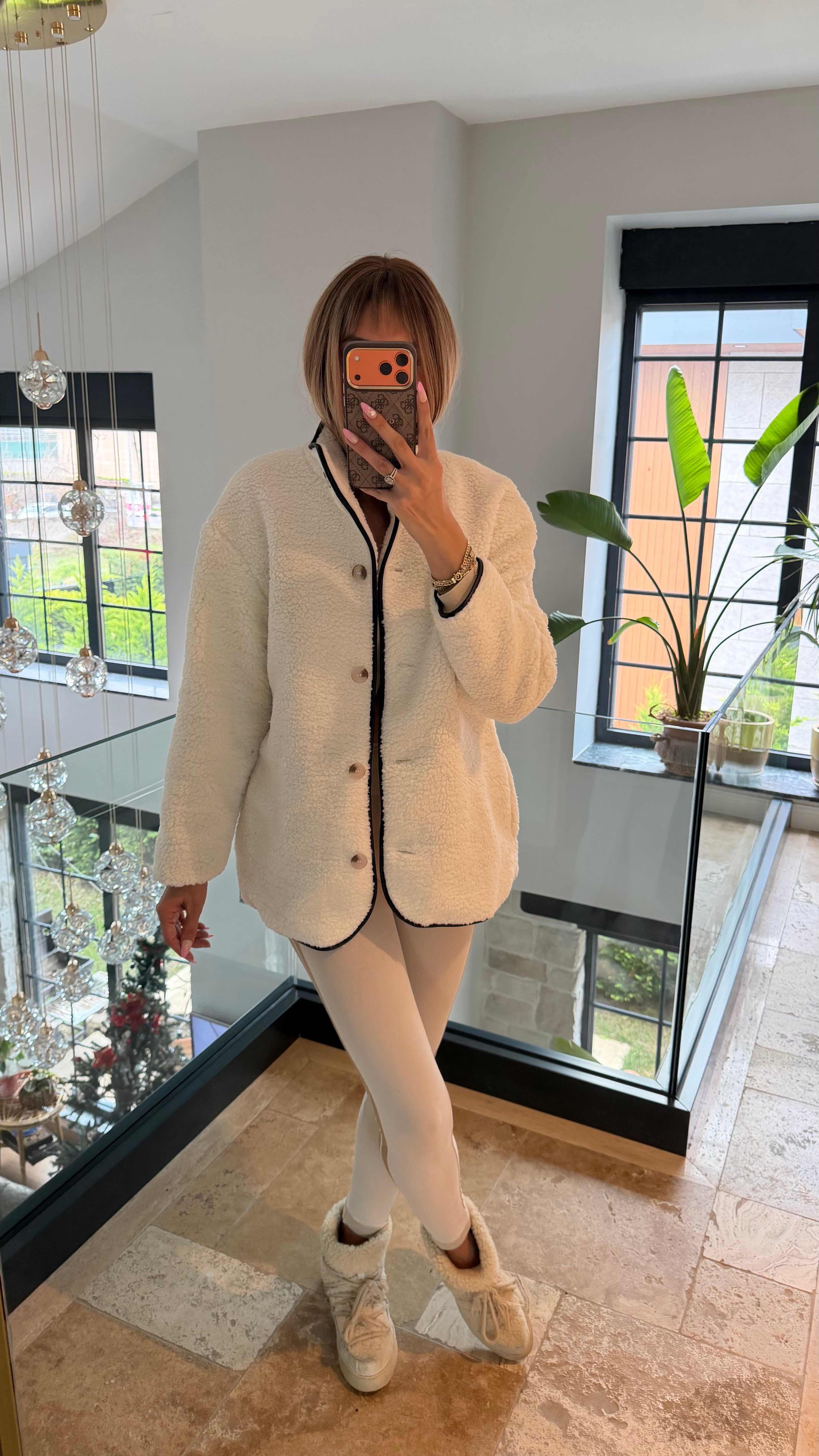 Düğmeli Deri Detaylı Peluş Oversize Ceket Beyaz