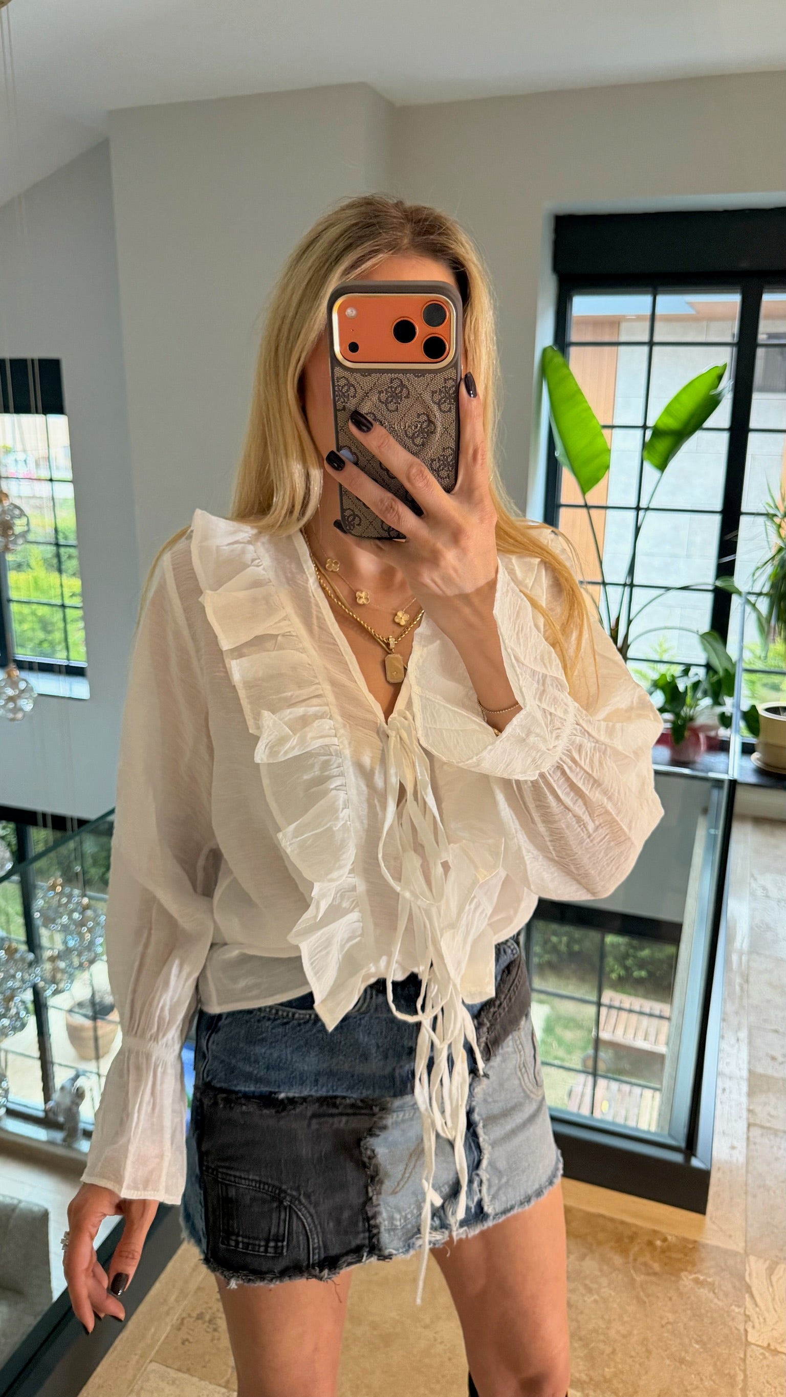 Kolları ve Yakası Fırfırlı Gömlek Ekru