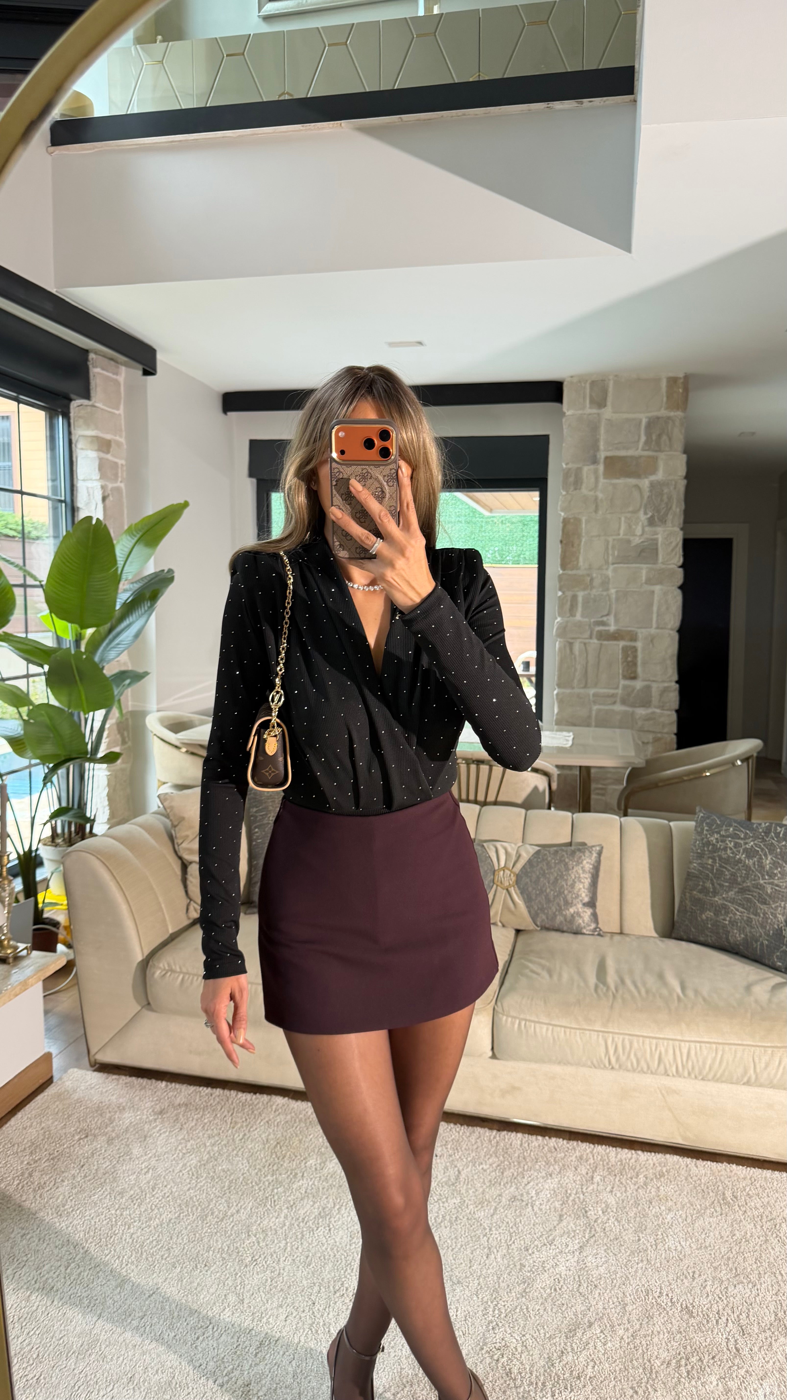 Siyah V yaka Vatkalı Drapeli Bodysuit