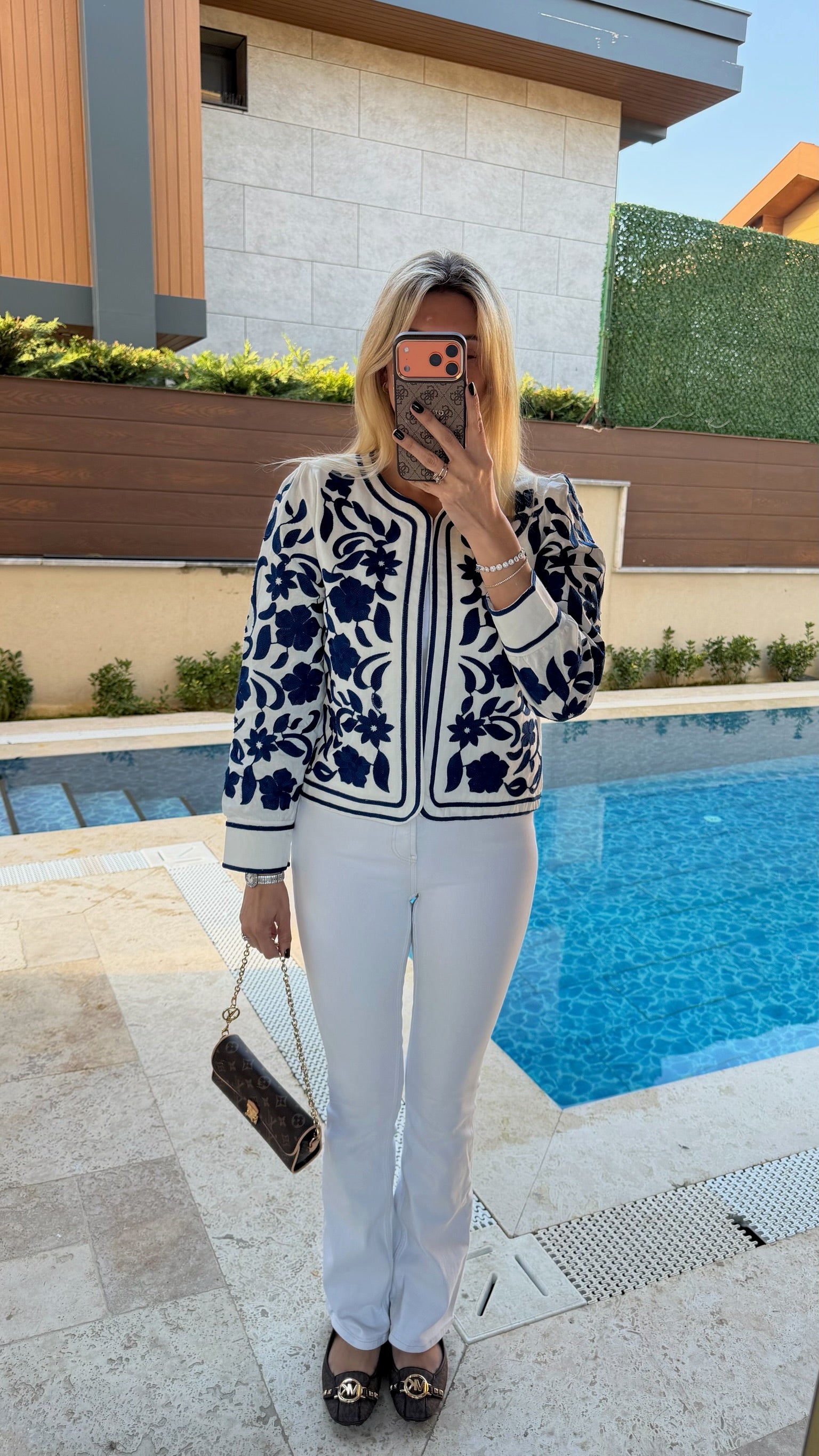 Mavi Çiçek Nakış İşlemeli Uzun Kollu Ceket Beyaz