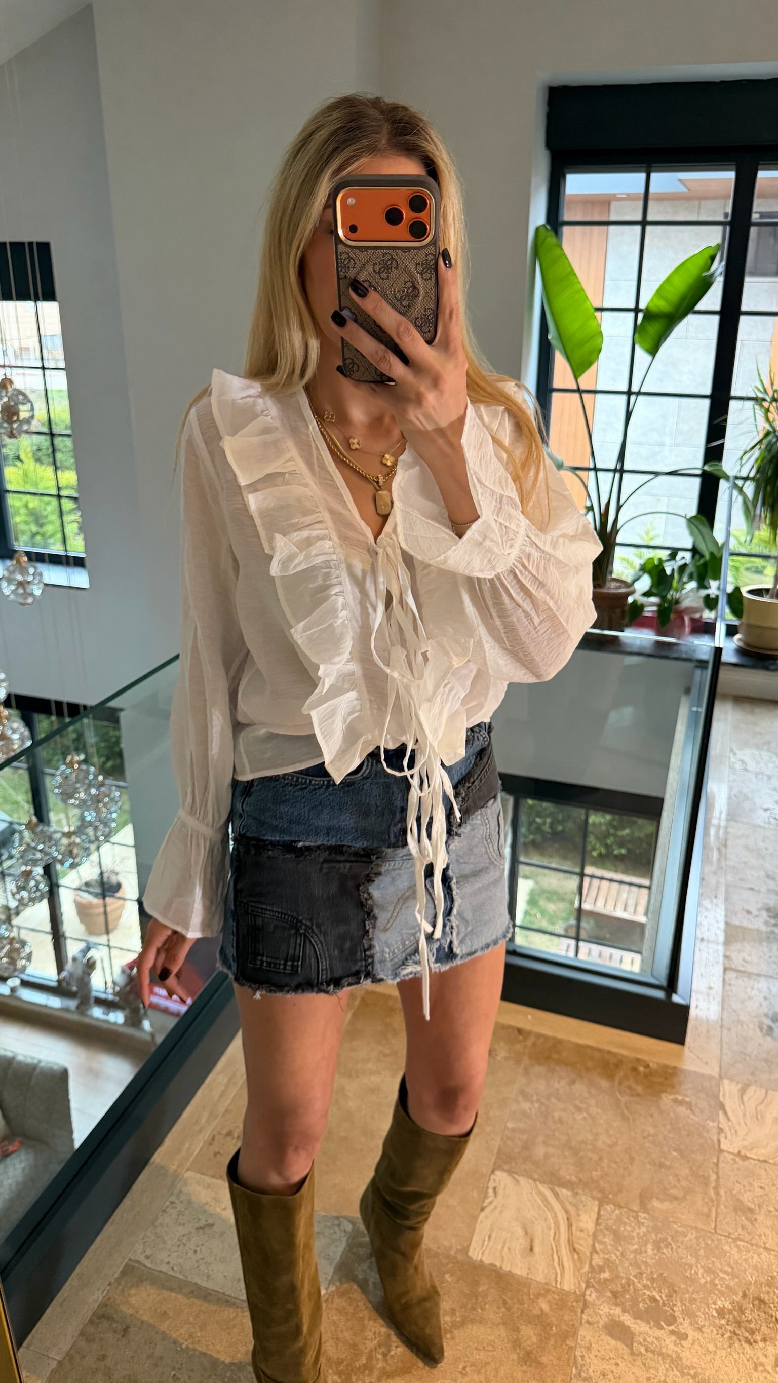 Kolları ve Yakası Fırfırlı Gömlek Ekru