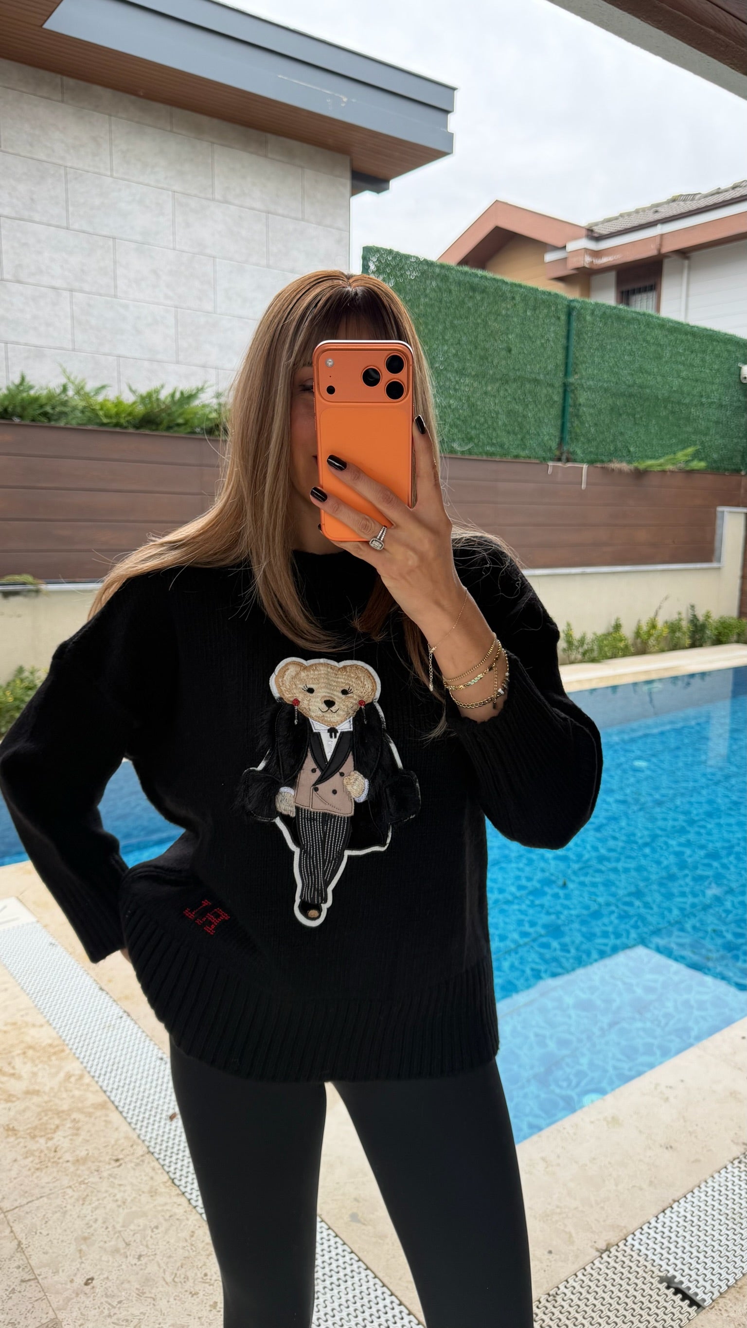 Yumuşak Dokulu Teddy İşlemeli Siyah Kazak