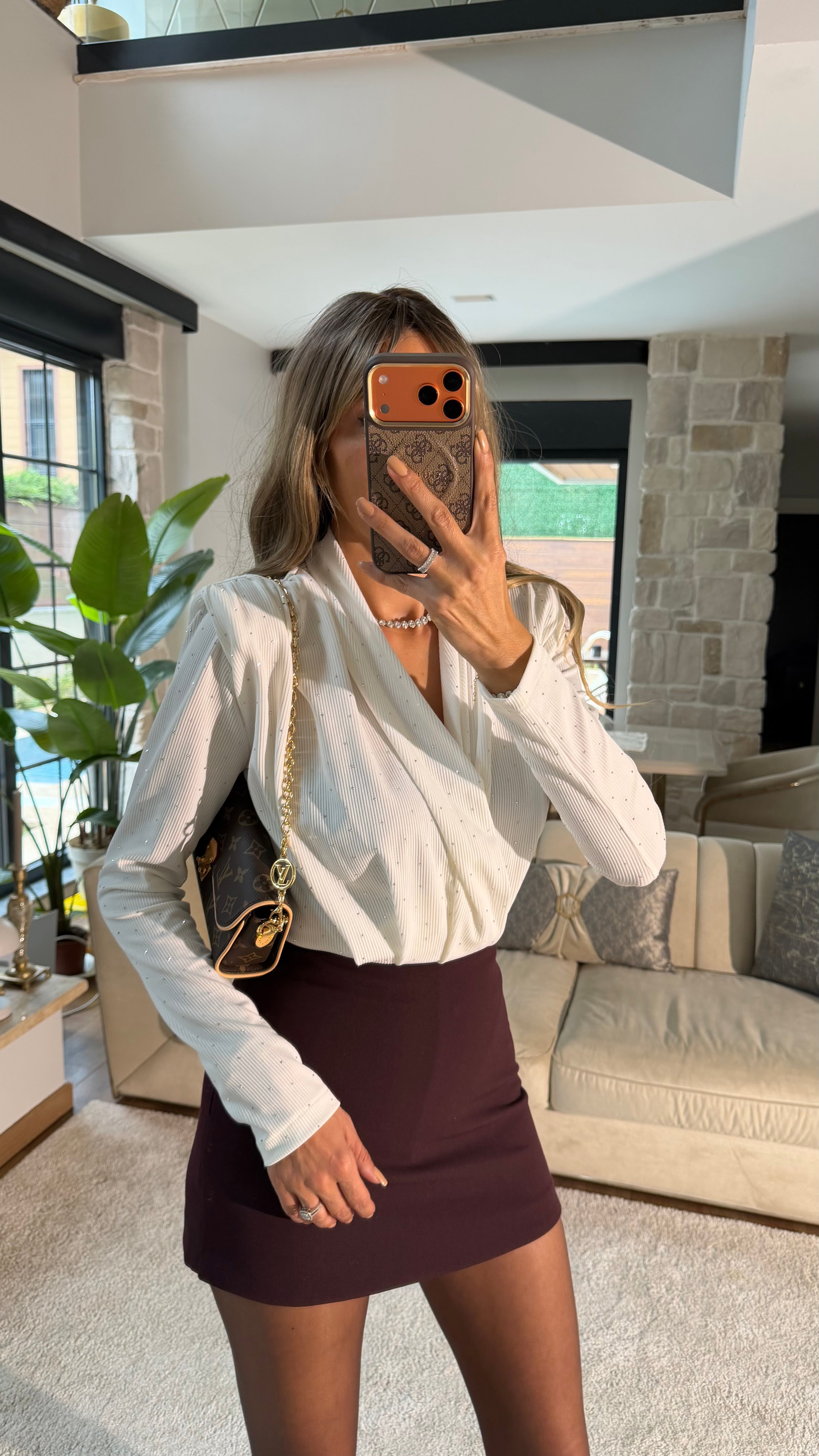 Beyaz V yaka Taşlı Vatkalı Drapeli Bodysuit