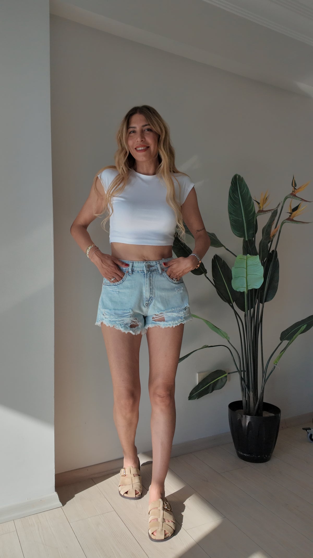 Coastal Breeze Denim Açık Mavi Yırtık Detaylı Yüksek Bel Kot Şort