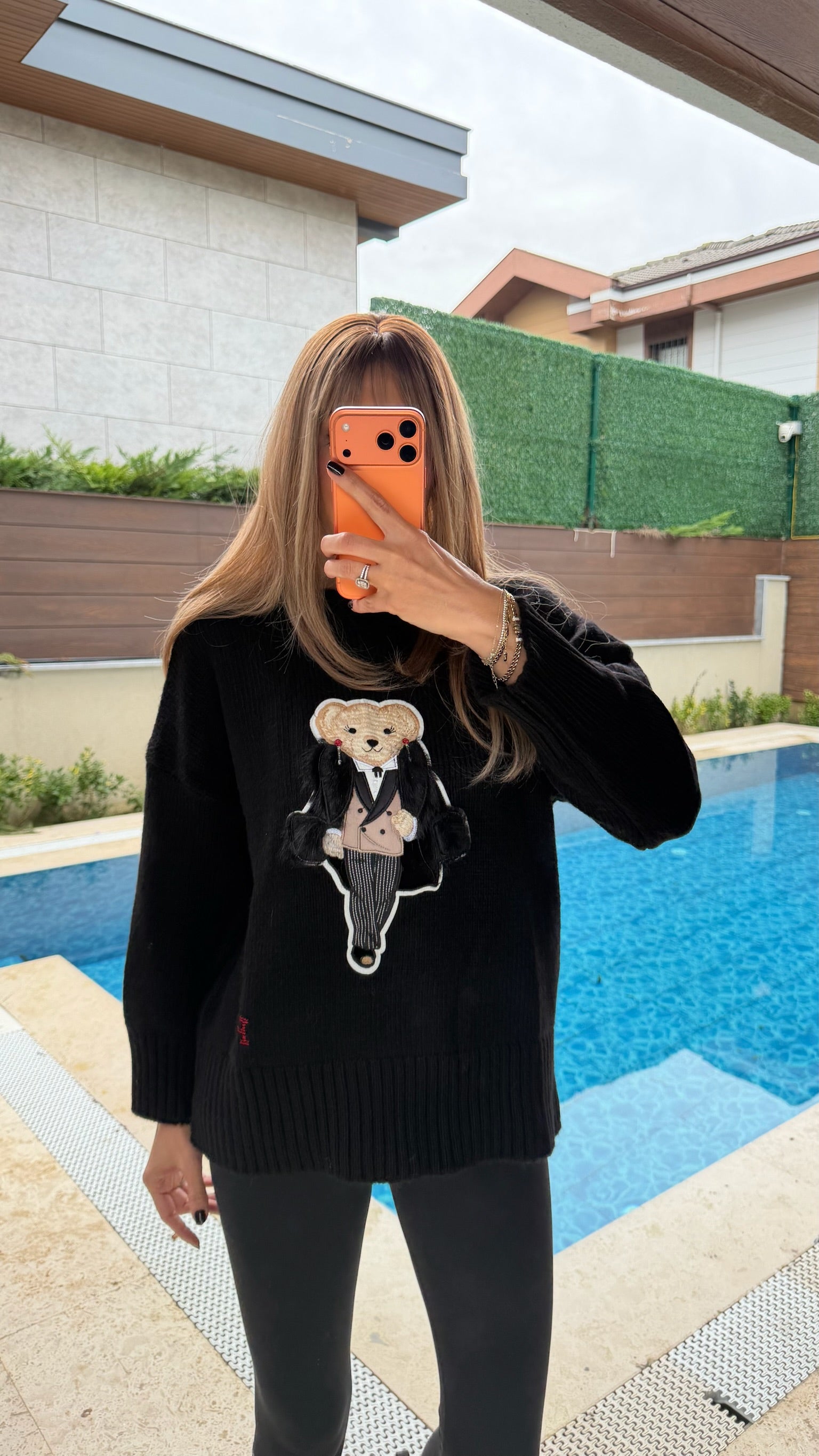 Yumuşak Dokulu Teddy İşlemeli Siyah Kazak