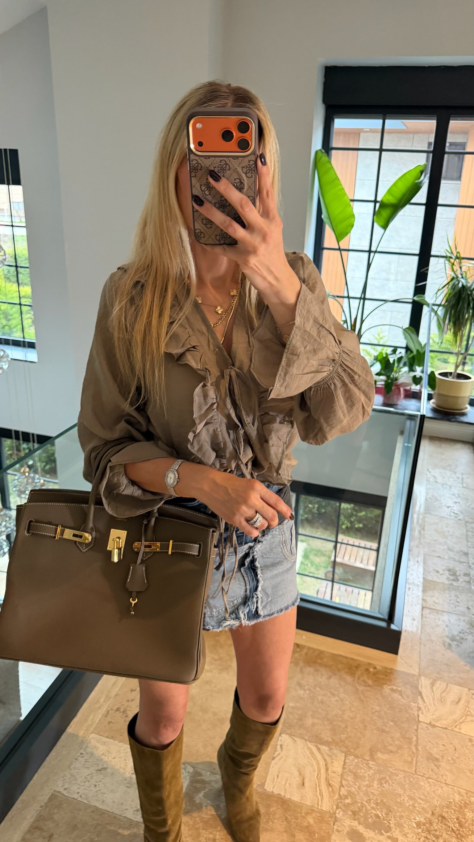 Kolları ve Yakası Fırfırlı Gömlek Vizon