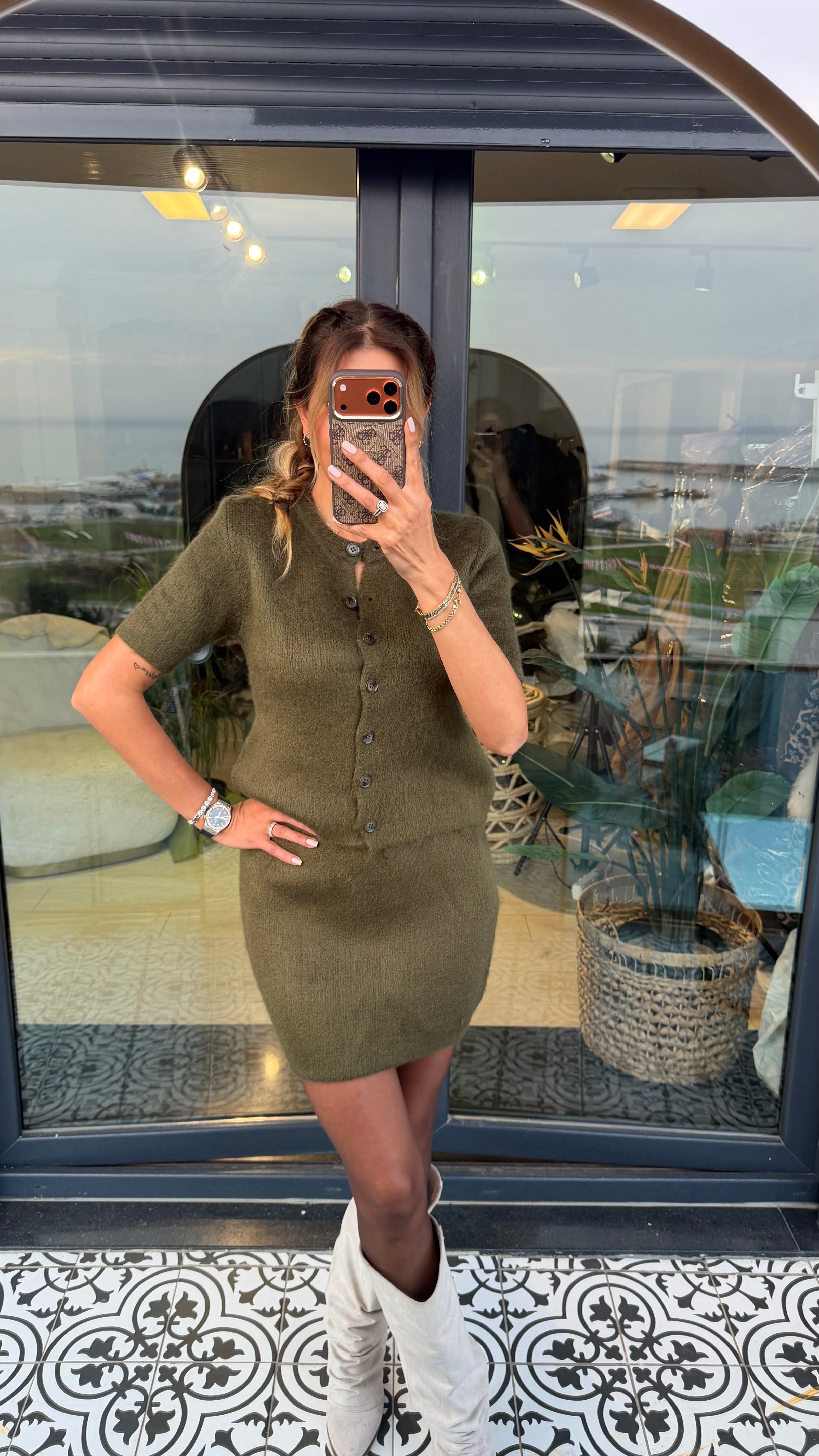 Kısa kollu düğme detaylı mini etekli ikili takım haki